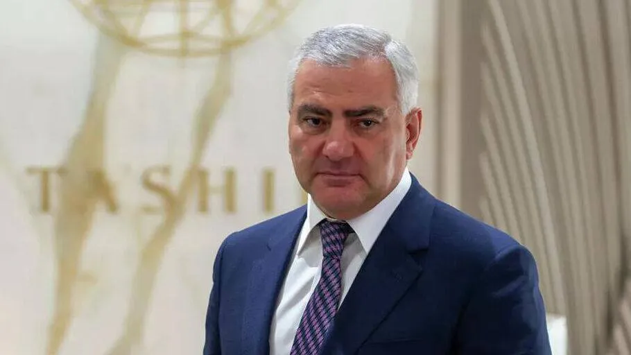 Самвел Карапетян заявил что начал процесс отказа от всех гражданств кроме армянского Так как участвую в выборах и уверен в своей победе то принял решение начать процесс отказа от этих паспортов Наличие иных гражданств помимо армянского является препятствием для участия в выборах в парламент Армении которые пройдут 7 июня Подпишись RogandarNEWs Мы в MAX