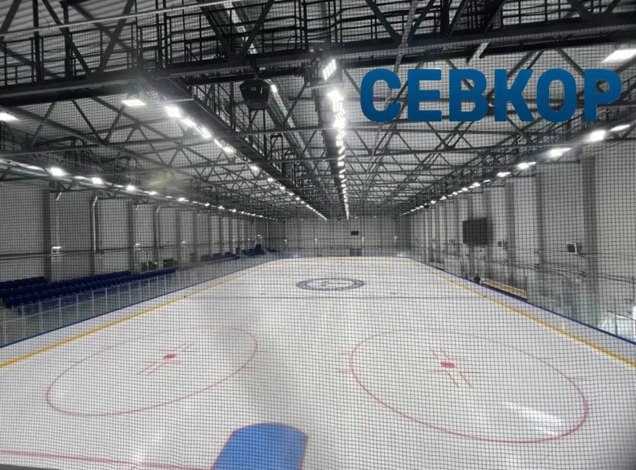 В Севастополе сегодня открылся Ледовый дворец Сразу же дан старт первому официальному прокату и хоккейному турниру Кубок Победы он проходит сегодня на новой ледовой арене Турнир посвятили 81 й годовщине Победы и 82 й годовщине освобождения Севастополя