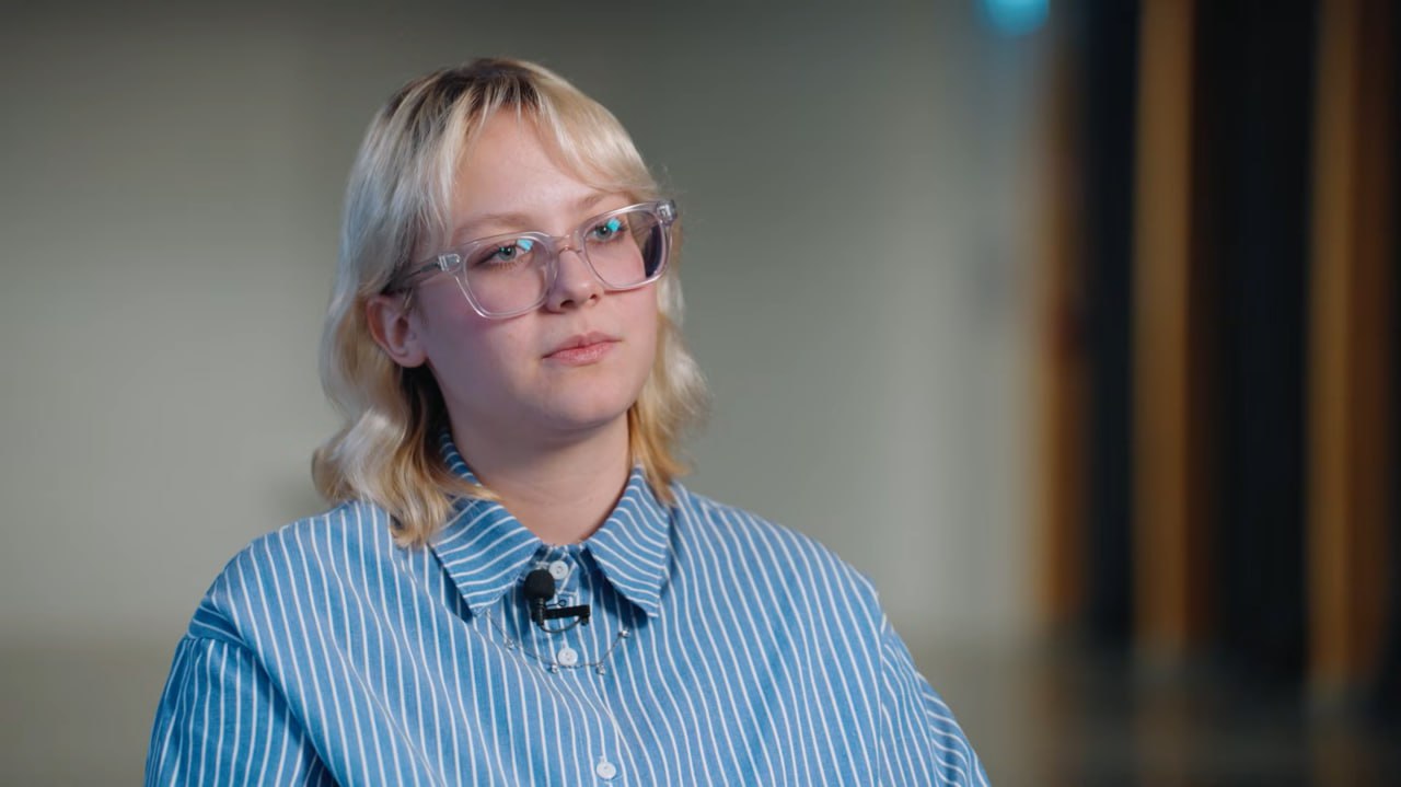 Прослушка доносы угрозы что рассказала Наоко в интервью Юрию Дудю В разговоре с Юрием Дудем певица Наоко рассказала почему группа стоптайм исполняла песни иноагентов на улицах Петербурга как они стали популярны и с чьей подачи началось их преследование Почему песни иноагентов Наоко и Саша выступали в группе Next Они предложили другим участникам исполнять песни иноагентов Мы знали что люди знают эти песни очевидно это хиты но их перестали играть из за того что просто боятся что придут наругают Другие участники не поддержали эту идею поэтом Саша и Наоко ушли из группы и основали новую стоптайм Позже к ним присоединился барабанщик Влад Известность Сначала в тиктоке начали вируситься потом Бумага выложила Это было в России тоже это стрельнуло Прослушка Накануне задержания Наоко была у Саши Когда они были в кафе сосед Саши по коммуналке сообщил что в квартиру приходили сотрудники полиции Наоко решила переночевать у подруги Она позвонила ей и попросила написать свой адрес Она говорит Почему Я говорю Я думаю меня прослушивают Она говорит Да кто тебя прослушивает Такая Ладно говори Она мне сказала свой адрес и по этому адресу за мной приехали Затем полицейские цитировали фразы которые певица говорила по телефону накануне задержания Угрозы После задержания сотрудники требовали чтобы Наоко рассказала где находятся Саша и Влад иначе их найдут и привезут слегка побитыми Она сделала вид что звонит Саше но позвонила маме Так она сообщила что задержана Саша и Влад приехали в отдел сами Не бросили Депутат Романов Наоко считает что задержанию музыкантов поспособствовал депутат Госдумы Михаил Романов Уже после задержания Наоко помощница депутата по имени Илона приезжала к матери Наоко и настаивала чтобы она к нему приехала Об этом мама Наоко ранее рассказывала Бумаге Романов угрожал что Наоко посадят на семь лет если она не приедет к депутату и не покается публично Депутат также говорил матери Наоко что ему и членам его семьи угрожают агенты заграницы Фото скриншот видео на канале вДудь Подписывайтесь на Бумагу и предлагайте новости