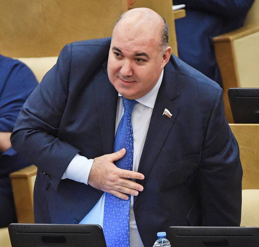 Депутат изнасиловал помощницу и уехал из страны СКР объявил в розыск бывшего депутата Госдумы Юрия Напсо и возбудил дело об изнасиловании 19 летней помощницы в 2023 году После инцидента он улетел из Минска в Ереван и в Россию не возвращался В апреле 2025 года его мандат отобрали за многолетние прогулы bezposhady