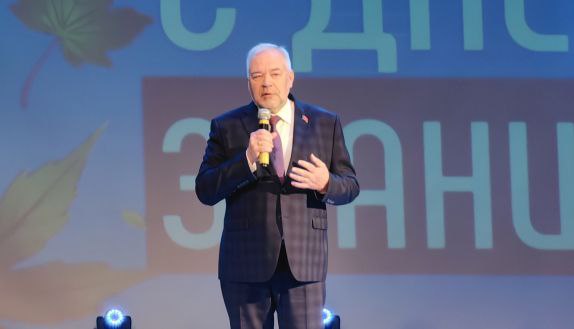 Андрей Зыков напутствовал в День знаний школьников поселка Ягодное Учебный год в Ягодном начался для 340 детей Для 13 одиннадцатиклассников этот школьный год станет завершающим Особые слова на торжестве звучали также в адрес малышей в дружную школьную семью влился 41 первоклассник каждый из которых в подарок получил набор канцелярских принадлежностей vmagadanpress com андрей зыков напутствовал в день знан