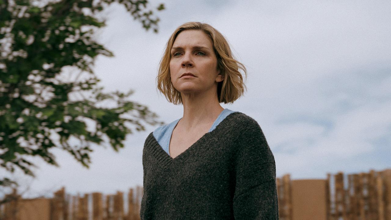 На Apple TV вышли первые серии Из многих Это новый сериал Винса Гиллигана создателя Во все тяжкие с Рэй Сихорн в главной роли По жанру это Sci Fi драма В центре сюжета писательница из Альбукерке которая пытается понять почему всех людей вокруг поразил вирус счастья К просмотру уже доступны первые две серии Есть субтитры на русском но в российском каталоге шоу недоступно rozetked me news 42604