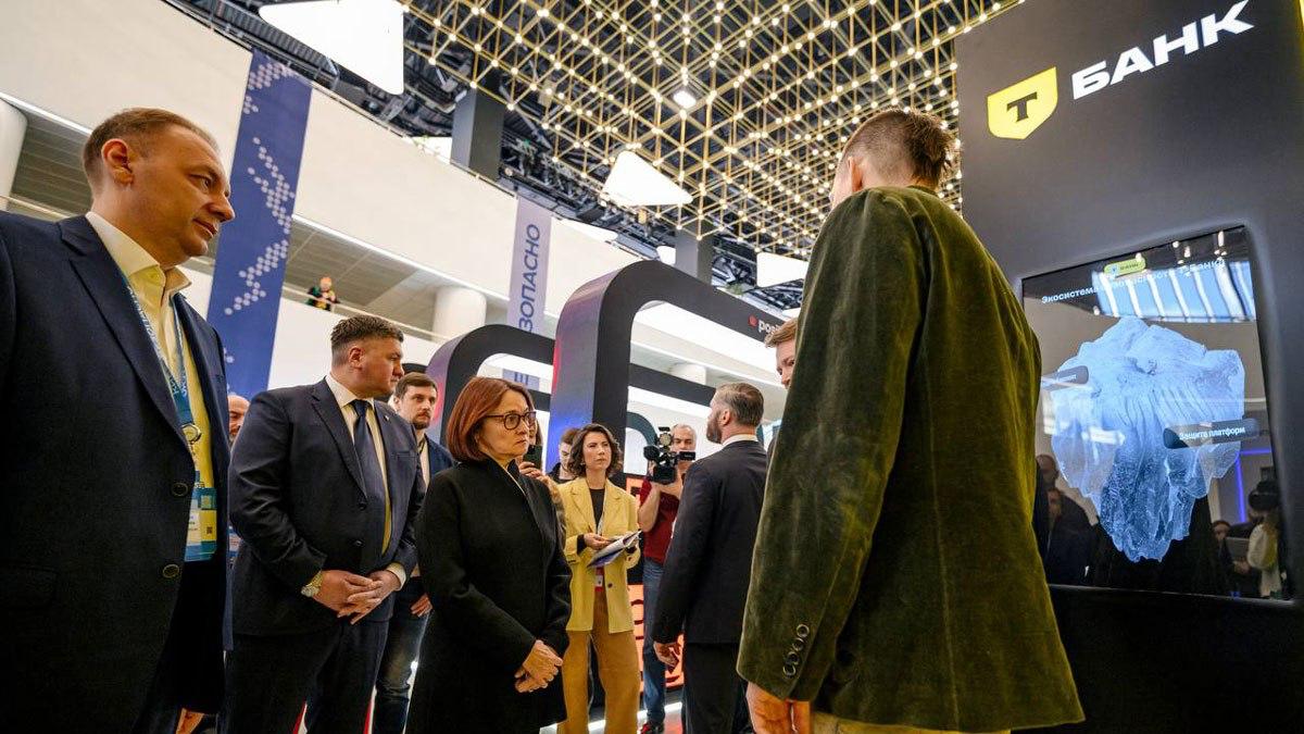 Т банк сообщил об атаках мошенников на фрод рулетку Мошенники признали Ловушку для мошенников эффективной и пытаются вывести сервис из строя С момента его запуска зафиксировано около 10 целенаправленных атак и порядка 500 тыс роботизированных звонков Об этом рассказал руководитель Центра экосистемной защиты Т банка Олег Замиралов главе Банка России Эльвире Набиуллиной на Уральском форуме Кибербезопасность в финансах С момента запуска сервиса для всех пользователей в декабре 2025 года удалось предотвратить попытки хищения средств на сумму более 700 млн рублей Подробнее в материале Ведомости Инновации и технологии Пресс служба Т банка