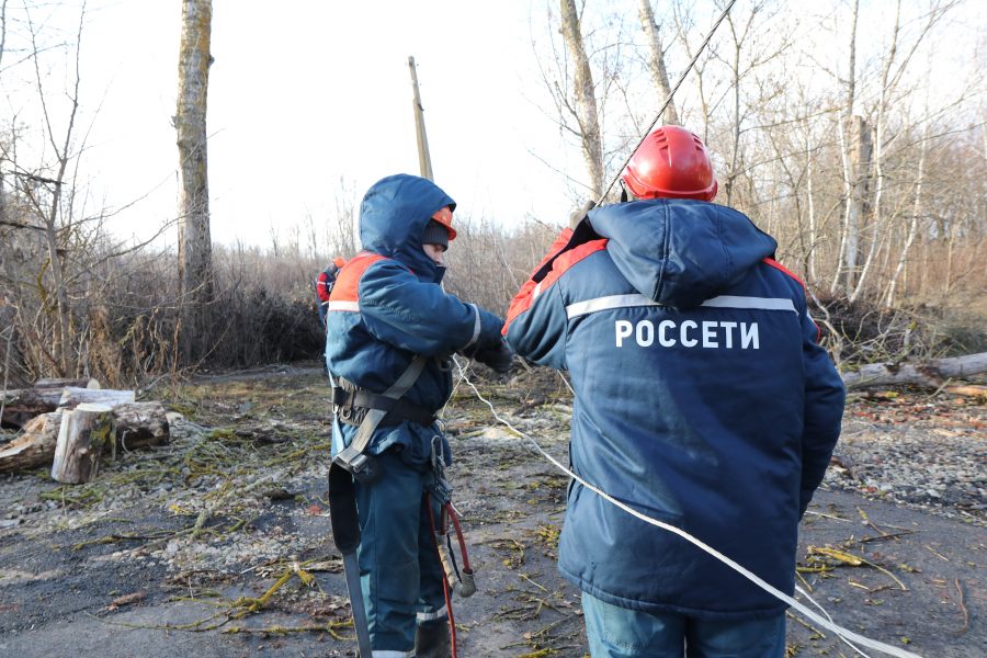 Энергетики филиала «Орелэнерго» продолжают работать в режиме повышенной готовности  По прогнозу Гидрометцентра, 18 января в Орловской области ожидаются мокрый снег и дождь, усиление ветра до 16 м/с. В филиале «Орелэнерго» сохраняется режим повышенной готовности.