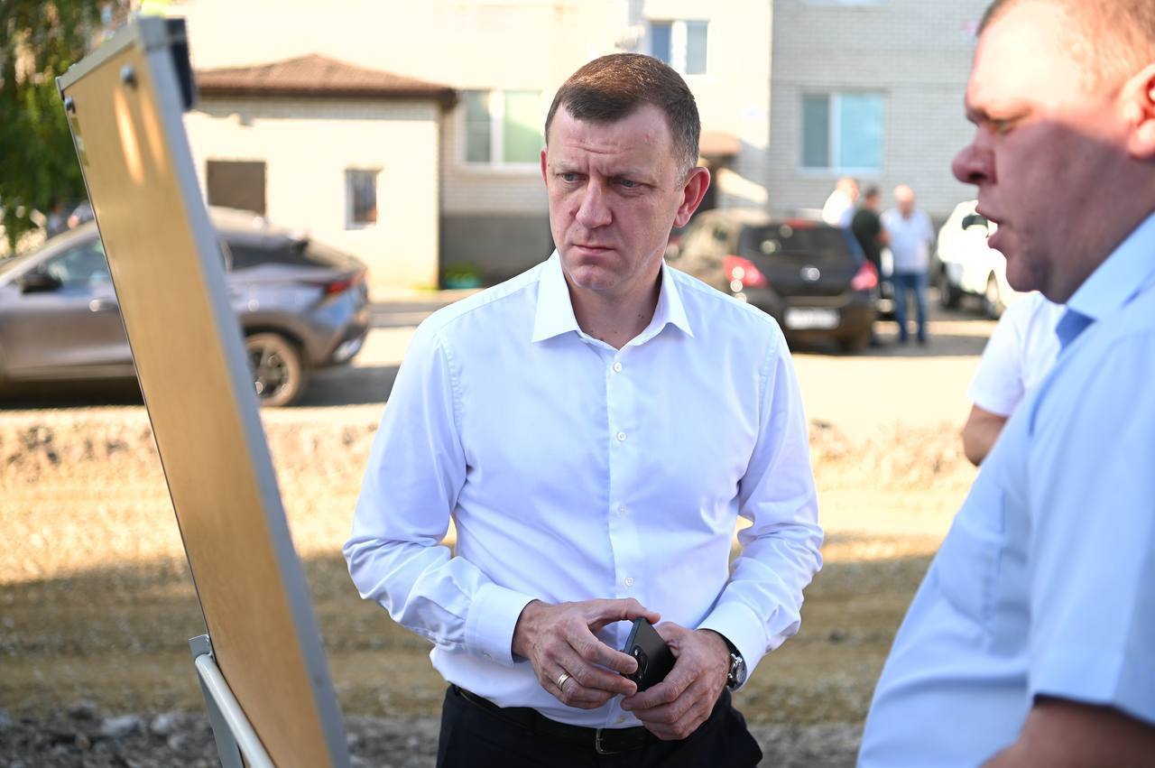 Глава Краснодара проверил ход дорожных работ в посёлке Российском На улице имени Заводовского работы идут на участке от улицы Тенистой до Тверской. Это около 300 метров дороги. Улицу Тверскую ремонтируют на участке от ул. имени Заводовского до 2-й Тверской. Протяженность участка — 230 метров. В настоящее время на двух объектах специалисты выполняют работы по устройству основания проезжей части. Затем дороги будут заасфальтированы, здесь установят дорожные знаки и нанесут разметку. В рабочем объезде приняли участие заместитель главы города Владимир Архипов, главы администраций Прикубанского округа Евгений Беликов и Калининского округа Сергей Пелих, директор департамента транспорта и дорожного хозяйства Андрей Белугин, представитель подрядной организации. Читайте нас: Телеграм ВК Дзен