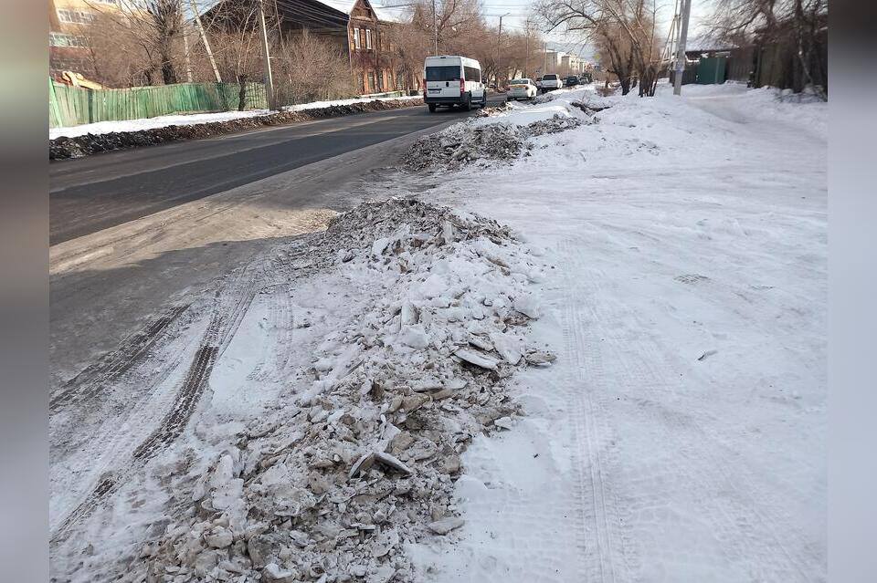 Мэр Читы Инна Щеглова отчиталась о ходе уборки улиц города. По ее словам, за минувшую неделю от снега и наледи очищена 31 улица, при этом ежедневно на дорогах работает от 15 до 20 единиц спецтехники.  В уборке задействованы несколько подрядных организаций, включая ДМРСУ, "Авелину" и ЗДСК. Основные работы проводятся в ночное время. Щеглова отметила, что снег регулярно вывозится на специально оборудованные площадки.  Приоритетной задачей, по словам мэра, является уборка снежных отвалов с прилотковых и газонных зон до наступления оттепели.   Щеглова подчеркнула, что ведется строгий контроль за частными организациями, которые несанкционированно сбрасывают снег на улицах и газонах. Для пресечения таких нарушений администрация города сотрудничает с правоохранительными органами.  В заключение мэр добавила, что значительные усилия направлены на очистку и обработку тротуаров.