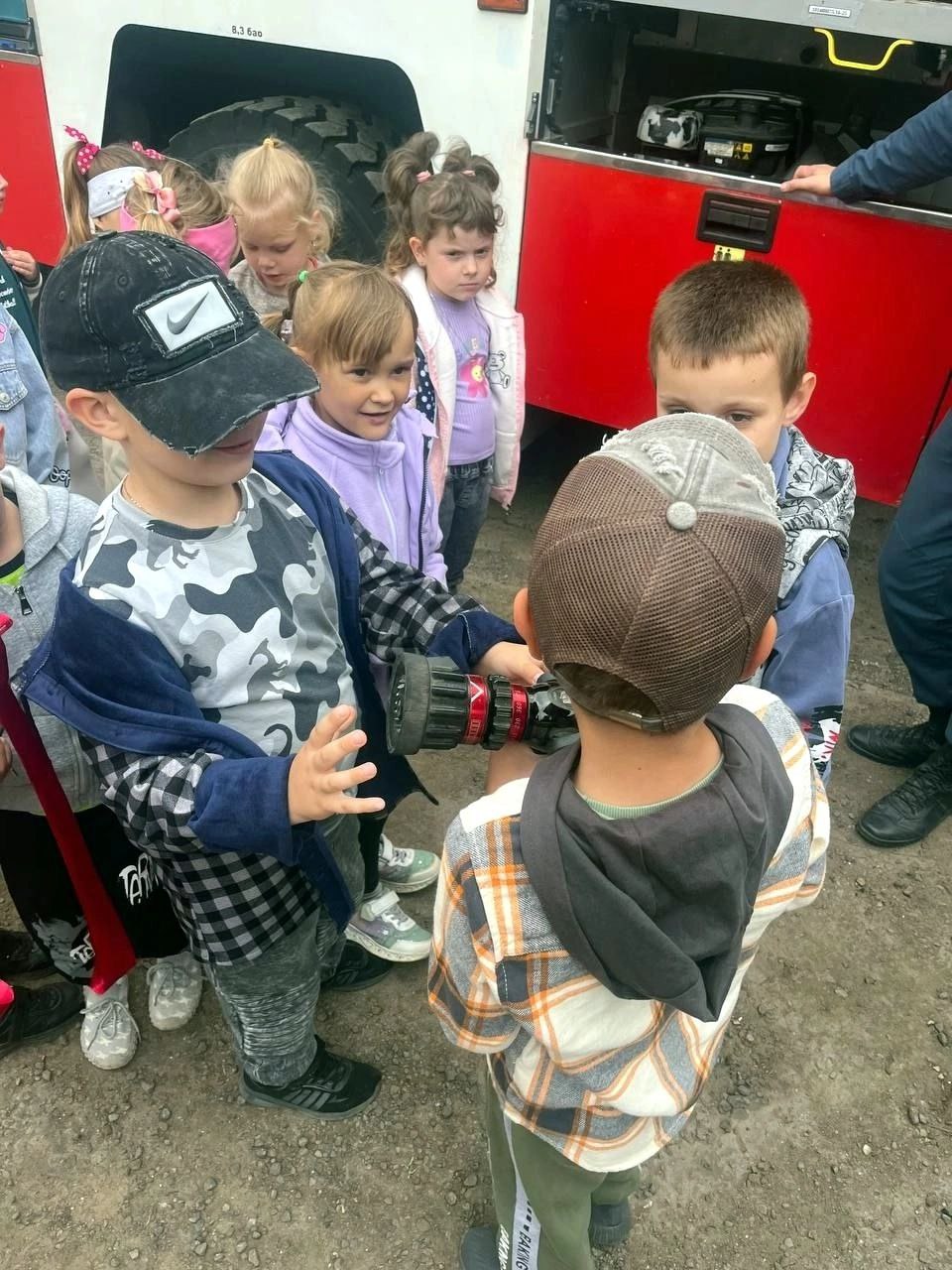  Сотрудники 55 пожарно - спасательной части 18 пожарно - спасательного отряда ФПС ГПС Главного управления МЧС России по Луганской Народной Республики организовали для воспитанников ГБДОУ ЛНР «Марковский ясли-сад комбинированного вида «Теремок»» увлекательную экскурсию в пожарно — спасательную часть. Специалисты познакомили ребят с пожарно-техническим вооружением пожарной части, рассказали о пожарной технике и показали детям, как и чем оборудованы машины. Сотрудники части разрешили ребятам подняться в машины, ощутить себя юными пожарными и сделать фото на память. Сотрудники отдела надзорной деятельности и профилактической работы по Марковскому району в свою очередь подробно рассказали детям о мерах предосторожности при пожаре и необходимости строгого соблюдения правил пожарной безопасности.