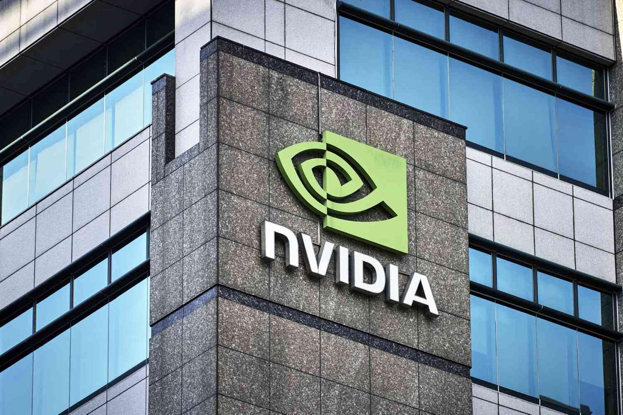 Nvidia публично отказалась добавлять уязвимости для спецслужб в свои чипы. На этом настаивают американские чиновники  Директор по безопасности Nvidia Дэвид Ребер-младший опубликовал пост в блоге компании под заголовком «Никаких бэкдоров. Никаких аварийных выключателей. Никаких шпионских программ».  В сообщении говорится, что Nvidia не будет добавлять в свои чипы никаких скрытых лазеек для спецслужб, потому что это «стало бы настоящим подарком хакерам и злоумышленникам».  Не существует «хорошего» секретного бэкдора — есть только опасные уязвимости, которые необходимо устранить.  Дэвид Ребер-младший, директор по безопасности Nvidia   The Verge считает, что заявление Nvidia адресовано американским законодателям, которые хотят заставить Nvidia и других производителей встраивать трекеры геолокации в процессоры, чтобы пресечь поставки в страны, которые находятся под санкциями.     #новости