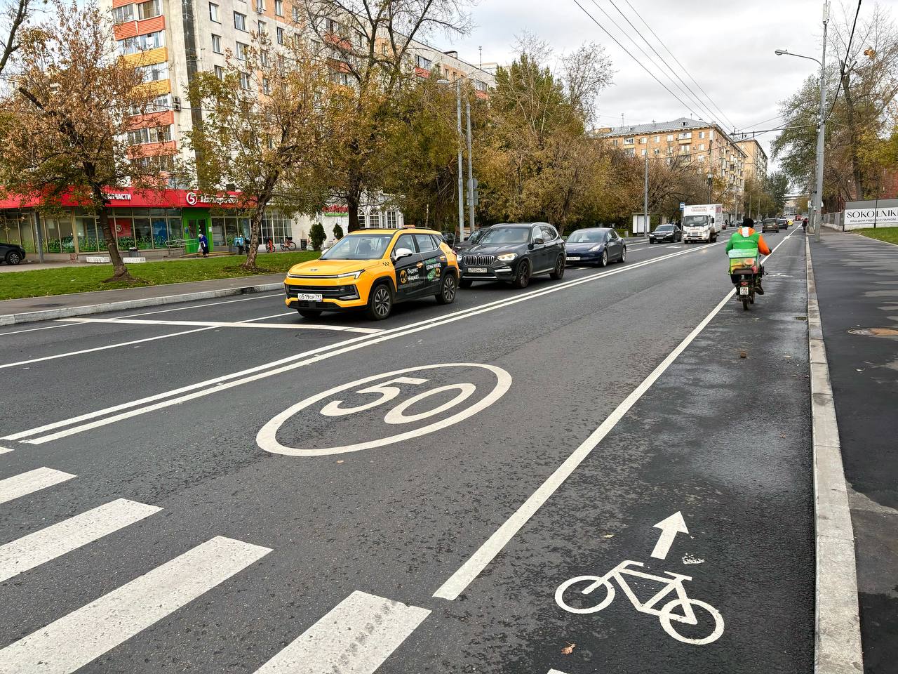 В Москве ближе к осени стали появляться довольно неплохие постоянные велополосы  Причем это не просто размеченная под вело избыточная ширина полос, это полноценные проекты по переразметке целых улиц с изменением схемы движения на улицах.  Зачастую ради велоинфраструктуры изменяли количество полос движения на линейных участках, сохраняя уширения перед перекрестками.  Например с 2+2 на 1+1 как на Измайловском шоссе, 2-ой Владимирской и Госпитальной улицах или с 2+2 на 2+1 как на Гастелло, а на 3-ей Владимирской вместо 3+2 полосность стала 2+1.  Ведь часто у нас на многих улицах количество полос больше, чем требуется, с учетом небольших транспортных потоков на них, а за счет освободившегося места можно и велоинфраструктуру сделать и количество парковок увеличить.  Где-то изменяли угол парковки на параллельный, как на Гастелло, Металлургов или Академика Комарова, где-то совсем убирали парковки на отдельных участках, как на 2-ой Владимирской, Касаткина, Ярославской и той же Металлургов.  На самом деле, в наших реалиях и учитывая с каким противодействием сталкиваются у нас любые вело проекты, это уже большой успех!