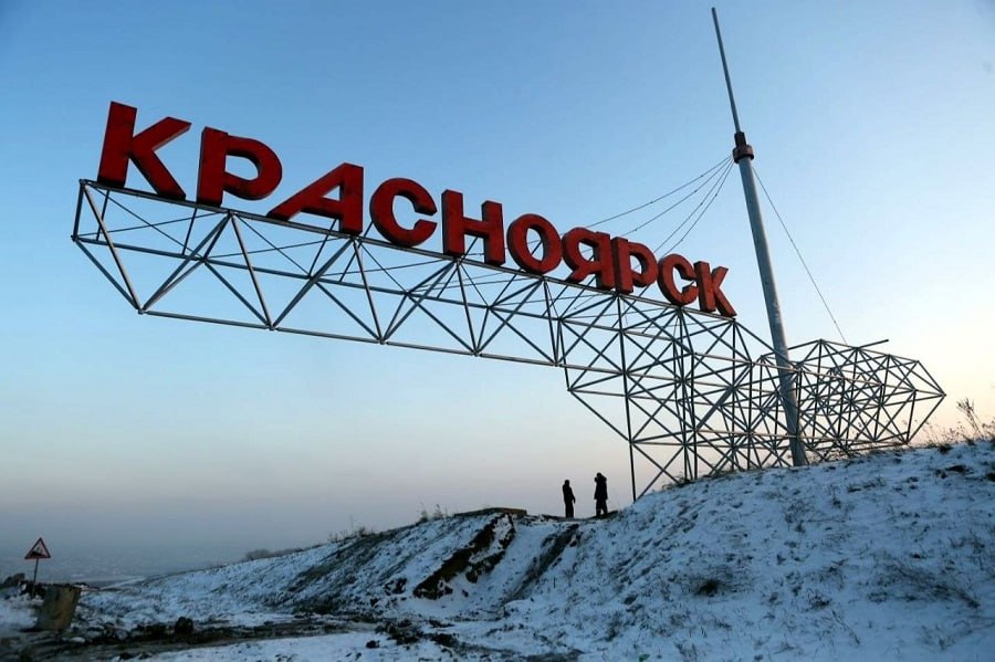 Подсветку стелы «Красноярск» на въезде в город украли вандалы  Сегодня рано утром экс-мэр Красноярска и нынешний депутат Госдумы Сергей Еремин въезжал в город со стороны Емельяновского района и увидел, что стела «Красноярск» стоит без подсветки.  Об этом Еремин написал на своем канале и добавил, что в свое время стелу «спасали, можно сказать, всем городом от уничтожения».   На это сообщение экс-мэра УДИБ Красноярска ответило, что освещение стелы пропало в середине октября из-за вандалов, его украли.  Управление дорог заказало новые фонари, провода и аппаратуру. До середины декабря подсветку восстановят, сообщают в ведомстве.