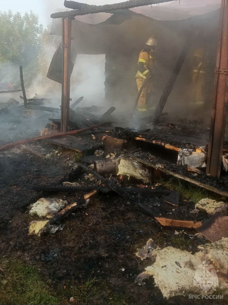 Трагедия в Спасском округе  Ранним утром в деревне Красный Ватрас загорелся дачный дом.  Огонь на площади 90 квадратных метров потушили 11 специалистов МЧС России и 5 единиц техники.  К сожалению, трагедия унесла жизнь женщины, личность погибшей устанавливается.  Предварительной причиной возгорания стало - нарушение правил устройства и эксплуатации электрооборудования.  МЧС России напоминает:   не перегружай электросеть;   включай электроприборы только перед использованием;   установи в жилье пожарный извещатель. Прибор звуком оповестит о задымлении.   Безопасность начинается с тебя!       MAX