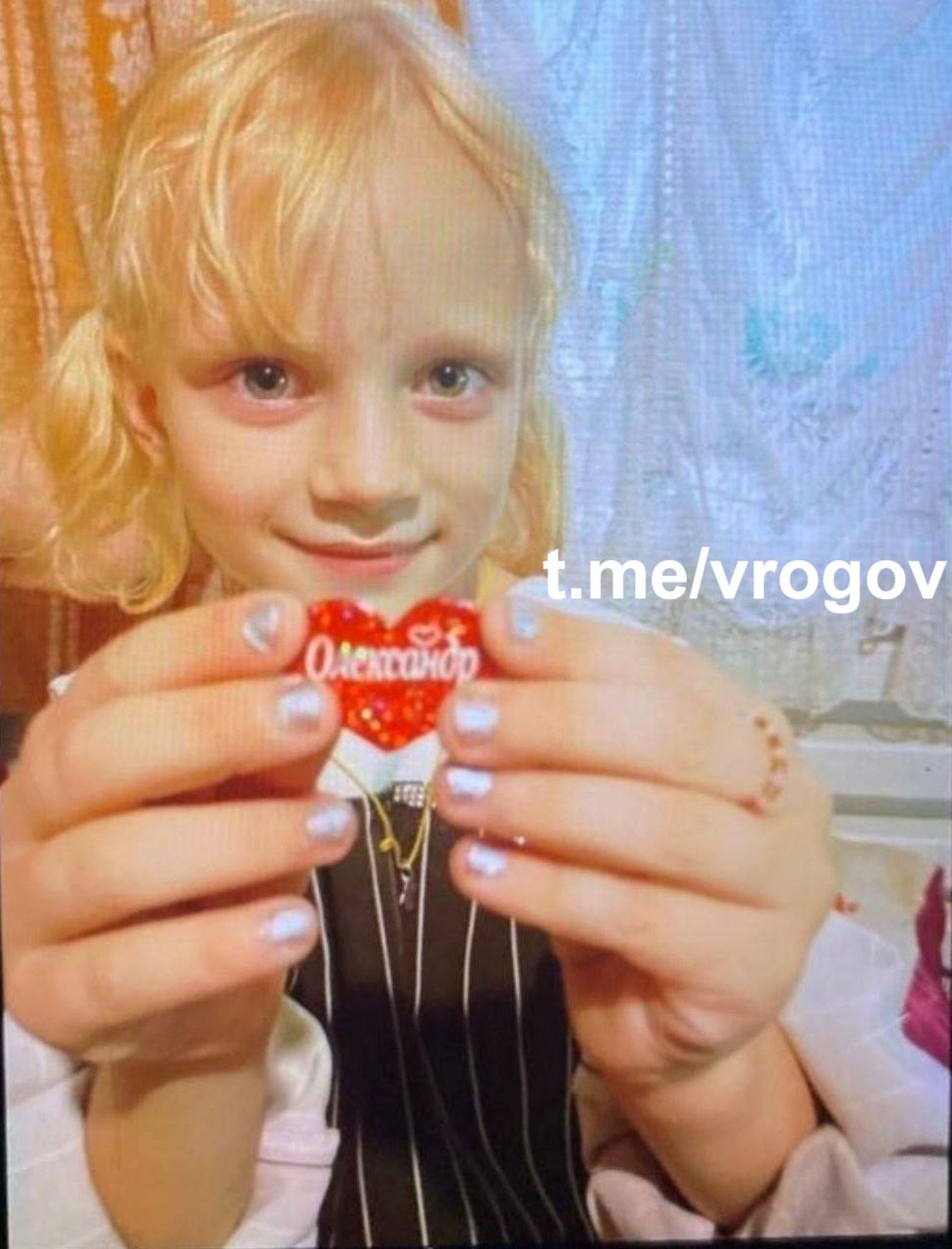 О жестоком убийстве маленькой девочки в Бердянске Возбуждено уголовное дело по факту убийства 7-летней Ангелины. Бердянским межрайонным следственным отделом следственного управления Следственного комитета РФ по Запорожской области возбуждено уголовное дело по факту совершения убийства малолетнего лица п.«в» ч. 2 ст.105 УК РФ . По предварительным данным, 16 мая 2025 года около 17:00 девочка вышла гулять во двор дома № 154 по улице Кабельщиков в городе Бердянске вместе с другими детьми. Тело ребёнка с внешними признаками насильственной смерти с травмой в области височной кости обнаружено сегодня на пустыре в районе лесополосы завода Азовкабель. К месту преступления незамедлительно выехала следственно-оперативная группа в составе руководителей, следователей и следователей-криминалистов следственного управления, сотрудников МВД России по Запорожской области и судебных медиков. Семья на учете в органах системы профилактики не состояла. Прокуратурой организована проверка, в ходе которой будет дана оценка исполнению уполномоченными органами требований закона о защите прав несовершеннолетних, в том числе полноте проводимой работы с семьей. При наличии оснований будут приняты меры прокурорского реагирования. Ход расследования уголовного дела находится на контроле руководства следственного управления. Также ход расследования уголовного дела по факту обнаружения тела малолетней взяла под свой контроль и прокуратура Запорожской области. О результатах расследования в ближайшее время будет сообщено дополнительно. Владимир Рогов Рогов. Глас Народа