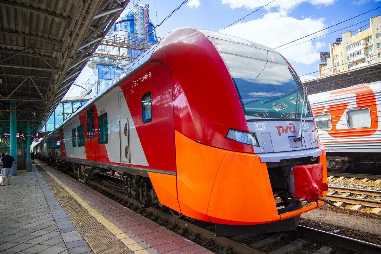 Новый электропоезд выйдет на маршрут между Челябинском и Курганом С 1 января поездки из Челябинска в Курган станут комфортнее для пассажиров На маршрут выйдет современный электропоезд серии ЭП2Д Современный состав заменит ЭД4М совершающий рейсы Челябинск Курган Новый электропоезд соответствует всем требованиям безопасности может перевозить до 586 пассажиров и оснащен всеми удобствами системой климат контроля с функцией обеззараживания воздуха USB разъемами для зарядки гаджетов специальными площадками для детских колясок велосипедов и крупного багажа Кроме того состав оборудован для маломобильных граждан в нем разместили подъемники и крепления для инвалидных колясок Год от года мы расширяем и укрепляем наше всестороннее сотрудничество с Курганским регионом К примеру в сфере грузовых перевозок проект по весовому контролю позволяет беречь автодороги и привлекать грузы на железнодорожный транспорт В пассажирском комплексе запущено скоростное пригородное сообщение между Курганом и Челябинском Эти и другие проекты результат эффективного диалога и совместной работы с Правительством Курганской области по поиску взаимовыгодных решений подчеркнул Первый заместитель начальника железной дороги по экономике финансам и корпоративной координации Евгений Селецкий Поезд 6206 7334 Челябинск Курган Пригород отправляется в 08 45 поезд 7335 6213 Курган Пригород Челябинск отправляется в 14 28 перевозки осуществляются по местному времени Новый электропоезд позволит добираться и в малонаселенные пункты обеих областей Подписаться на vecherchel   Голосовать за канал