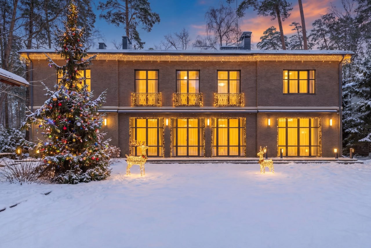 Загородный дом Стивена Сигала в Подмосковье выставлен на продажу Загородный дом голливудского актера Стивена Сигала в Подмосковье выставлен на продажу Резиденция расположена в закрытом клубном поселке Конус на Рублево Успенском шоссе в Подмосковье Эксклюзивным консультантом по продаже выступает консалтинговая компания NF GROUP Объект общей площадью 500 кв м находится на лесном участке площадью 15 соток На территории есть входят двухэтажный основной дом гостевой дом с баней и беседка барбекю Основное здание включает три спальни три санузла кинотеатр винную комнату кабинет и гараж на два машино места Поселок Конус расположен в 10 км от МКАД территория охраняется Вблизи расположены благоустроенные пляжи на Москве реке а также престижные школы и рестораны Всего в поселке выполненном в единой архитектурной концепции насчитывается 22 дома ижс