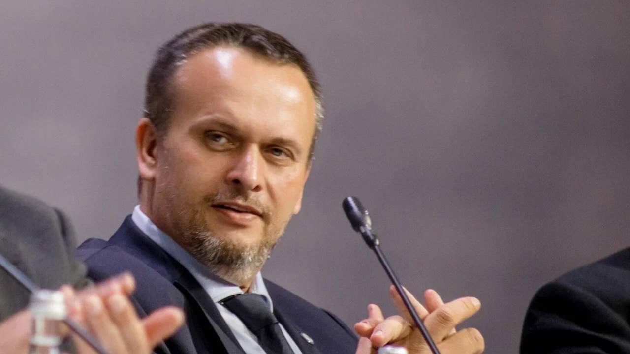 Глава Минтранса РФ Андрей Никитин в рамках ВЭФ 2025 заявил о том что Северный морской путь СМП должен быть беспилотным Для этого потребуется решить ряд инженерных и инфраструктурных задач Необходимо строительство ледоколов портов и терминалов в акватории восстановление системы аварийно спасательного флота Сегодня в России эксплуатируются два парома с системами автономного судовождения Маршал Рокоссовский и Генерал Черняховский По данным Минтранса в ближайшее время планируется ввод в эксплуатацию новых подобных судов Для реализации этих проектов были внесены изменения в Кодекс торгового мореплавания и Кодекс внутреннего водного транспорта Они регламентируют эксплуатацию автономных судов порядок управления ими статус внешнего экипажа а также регулирование правоотношений возникающих при плавании автономных судов Изменения вступили в силу с 1 сентября 2024 года