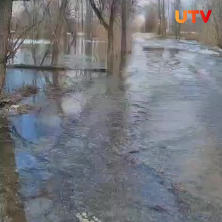 Талые воды подтопили дорогу в Демском районе