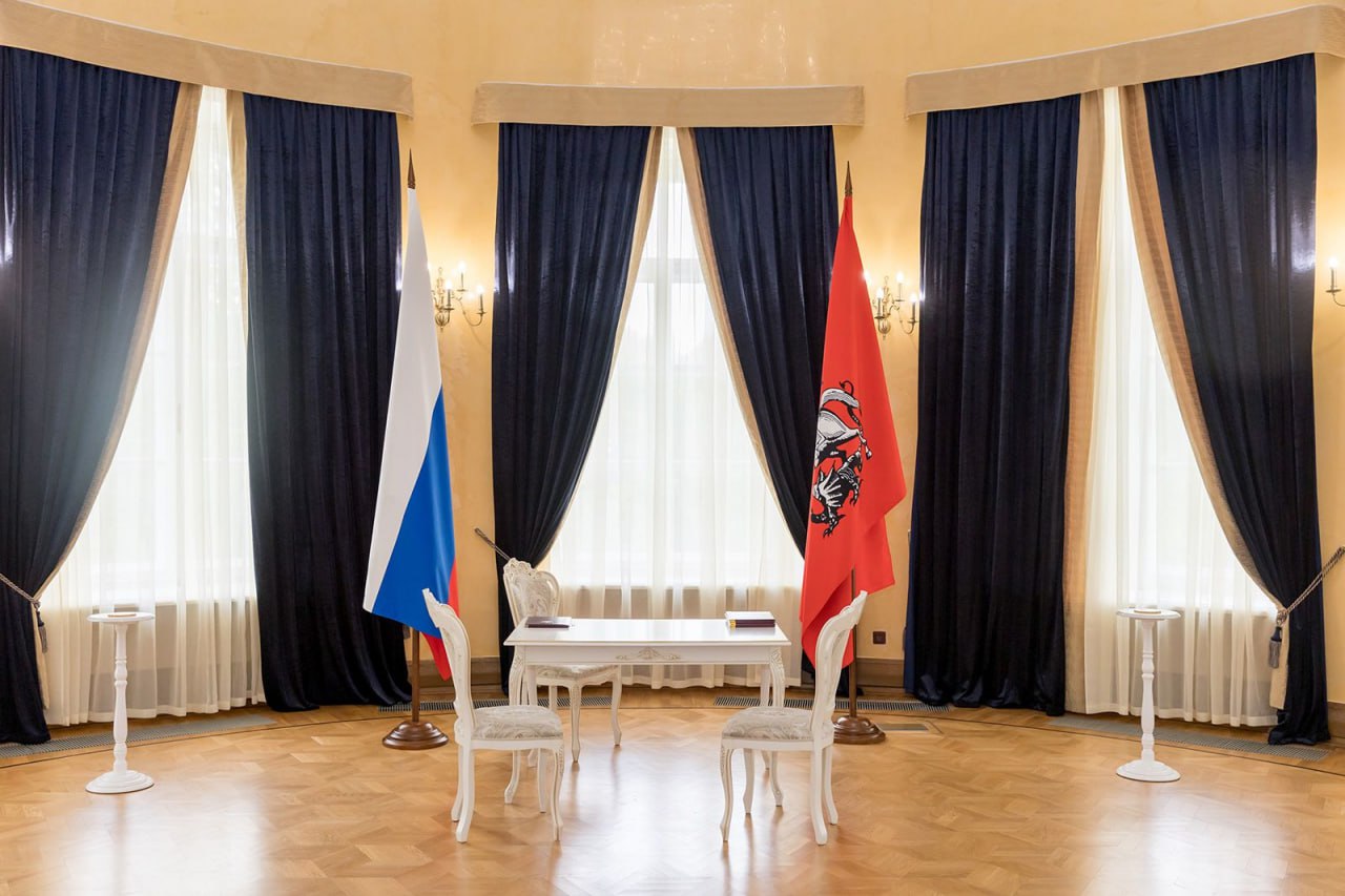 Московские ЗАГСы открыли прием заявлений на регистрацию брака в здании Мосгордумы Церемонии пройдут в Зале приема делегаций 18 апреля накануне Красной горки Для того чтобы пожениться в Мосгордуме нужно до 10 марта прислать историю знакомства с короткой биографией жениха и невесты а также признание в любви к столице на электронную почту zags mos ru К письму нужно приложить совместную фотографию и оставить контактный номер Организаторы выберут самые трогательные рассказы и свяжутся с победителями Как и при классической церемонии бракосочетания пары говорят заветное да обмениваются кольцами получают первый семейный документ Пока молодожены заняты подготовительными мероприятиями для их гостей организуют экскурсию по Московской городской Думе добавил председатель Московской городской Думы Алексей Шапошников Больше новостей в Daily News