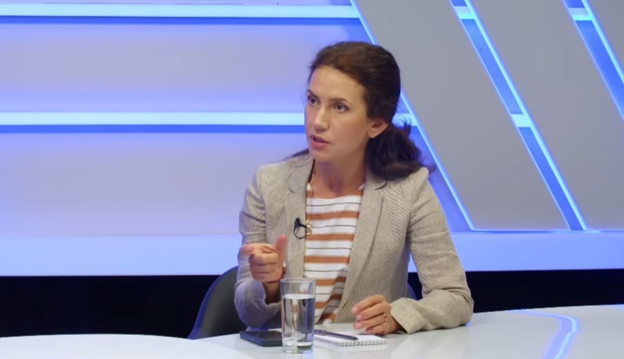 Стрельба в полиции и попытка всё скрыть власти боятся не проблемы а Telegram ℹ  В ночь с 18 на 19 декабря в коридорах Инспектората полиции сектора Центр прозвучали выстрелы инцидент произошёл после корпоративного празднования Дня полиции По словам экс депутата Олеси Стамате в случившемся были замешаны не только рядовые сотрудники но и руководство При этом официальная реакция полиции появилась лишь спустя несколько дней и только после того как информация начала распространяться через Telegram каналы   Стамате подчёркивает что сам факт стрельбы внутри полицейского учреждения демонстрирует уязвимость государства но ещё более тревожным является стремление скрыть произошедшее По её словам вместо решения системных проблем низкой подготовки кадров слабого контроля вопросов неподкупности и неконкурентных зарплат власти предпочитают бороться с Telegram потому что именно он всё чаще выносит правду на поверхность Подпишись на primulinmd