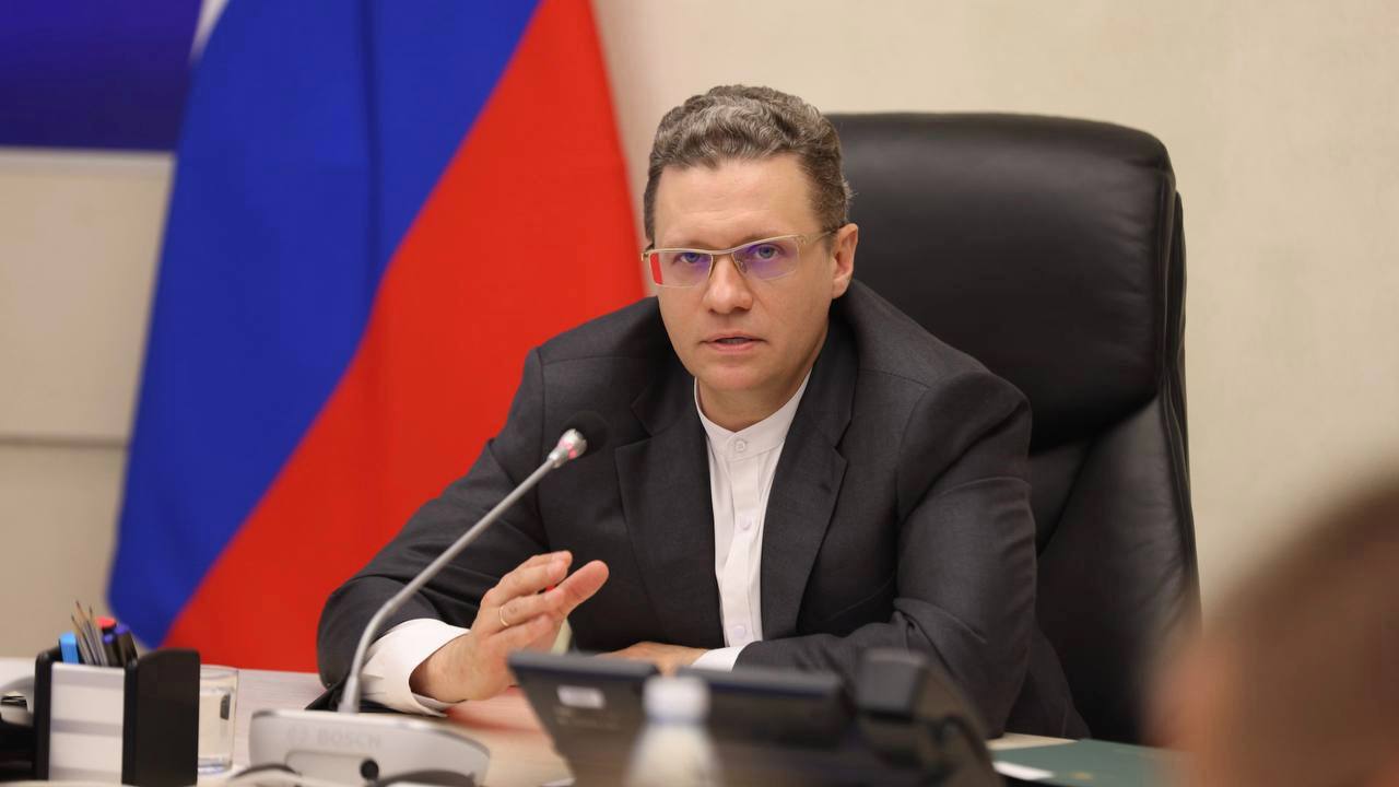 Провели заседание Совета по вопросам развития строительной отрасли Вологодской области. Это одна из приоритетных сфер нашей работы, основные параметры регулярно контролируем. Большую работу провели в прошлом году: ввели 682,7 тыс. кв. м жилья – 155,2% от установленного Минстроем России планового значения, обеспечили и улучшили жилищные условия для 310 детей-сирот; завершили реализацию региональной программы по переселению граждан из аварийного жилья — ввели в эксплуатацию 30 многоквартирных домов в 11 муниципалитетах; завершили строительство 9 крупных объектов, в том числе поликлиники в Вологде, 2 детских садов в Кириллове и Череповецком округе, 2 школ в Череповце и Вологде, 3 спортивных объектов в Вытегре, Харовске и Устюжне, культурно-досугового центра в Нюксенице. На этот год Минстроем России установлен показатель в 535 тыс. кв. м ввода жилья. За 5 месяцев ввели 427 тыс. кв. м жилья – 79,8% от установленного показателя. Планируем перевыполнить поставленную задачу по поводу жилья и построить 667 тыс. км. Также улучшим жилищные условия 386 детям-сиротам, в первом полугодии уже обеспечили жильём 262 человека. Подпишись – Филимонов LIVE в Телеграм Подпишись – Георгий Филимонов в ВК