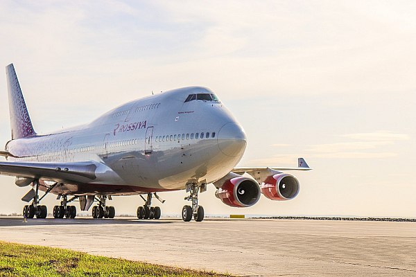 Авиакомпания "Россия" возобновит полеты на самолетах Boeing 747  Авиакомпания "Россия" возобновит полеты на двухэтажных самолетах Boeing 747. Об этом сообщает ТАСС со ссылкой на расписание группы "Аэрофлот".  Рейсы на этих самолетах запланированы между Москвой и Красноярском 22, 29 и 30 сентября.  В авиакомпании "Россия" сообщили, что пока запланированы три полета на одном таком самолете между Москвой и Красноярском, с конца сентября в эксплуатацию будет введен второй самолет.  aviaru.net/n275957