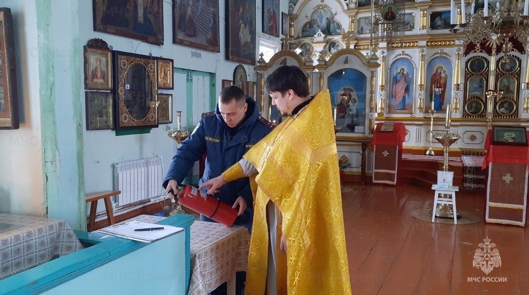 Челябинск готовится к Рождеству   В храмы перед службой заглянули специалисты пожарного надзора. Они осмотрели огнетушители, проверили противопожарные системы, эвакуационные пути и выходы. Служащим напомнили об алгоритме действий в случае ЧП.   Территории около храмов, а также подходы и подъезды к ним усиленно очищают от снега по поручению мэра Алексея Лошкина.    : пресс-службы ГУ МЧС Росси по Челябинской области, администрация Челябинска     / Прислать новость