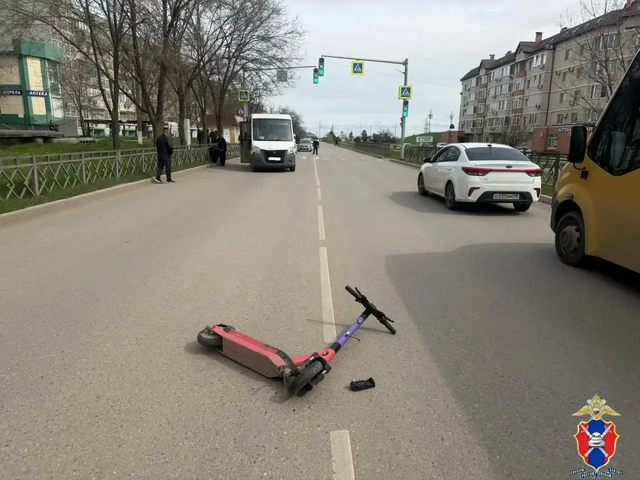 В Элисте сбили ребёнка на электросамокате Сегодня около 13 10 на улице Хрущёва в Элисте водитель пассажирского ГАЗа сбил несовершеннолетнего на электросамокате Ребёнок переезжал дорогу по регулируемому пешеходному переходу В результате ДТП юный водитель самоката с травмами доставлен в больницу Пассажиры автобуса не пострадали На месте работают полиция и Госавтоинспекция Причины и обстоятельства аварии устанавливаются