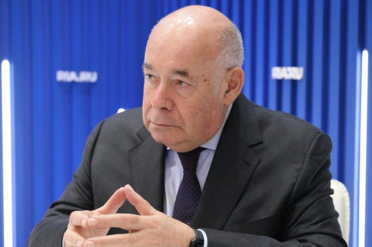 Спецпредставитель президента России по международному культурному сотрудничеству Михаил Швыдкой раскритиковал снос памятников Азербайджаном в Нагорном Карабахе Снос памятников деятелям культуры посягательство на них где бы это ни происходило не может не вызывать крайне негативного отношения независимо от того к какой нации они принадлежат армянам азербайджанцам русским или кому то ещё цитирует Швыдкого РБК По словам спецпредставителя президента России снос памятников деятелям культуры не может быть аргументом ни в истории ни в политике Он выразил обеспокоенность высокой политизацией сферы культуры в последнее время Естественно культура не может быть вне политики реалий межгосударственных отношений но при этом как я считаю культура должна оставаться связующим звеном между народами которое не должно быть разорвано Политика живёт настоящим а культурные связи вечны и это нужно понимать сказал Швыдкой Он добавил что это очень сложная тема для диалога но этот диалог должен состояться По его словам Россию с народами Южного Кавказа связывает многовековая история и эти связи неразрывны