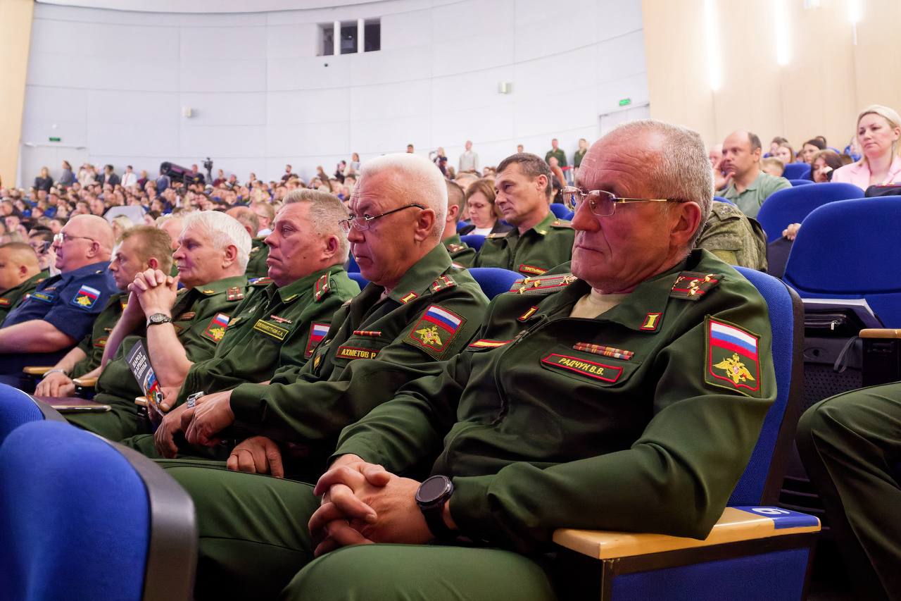 Форум к Году защитника Отечества прошел в ДВФУ Научно-практический форум «Народ и армия едины» объединил на площадке университета представителей власти, военного командования, бизнеса, общественных организаций, а также ветеранов, волонтеров, студентов и сотрудников ДВФУ. Вместе мы обсудили меры поддержки участников СВО, их семей и другие важные вопросы. Предприятия представили на форуме свои разработки: бронежилеты, спецснаряжение и медицинские решения «Миссия всех университетов России сегодня — растить не просто специалистов. Мы воспитываем граждан, для которых слова «Родина» и «долг» наполнены глубоким смыслом. Совсем скоро тысячи выпускников ДВФУ получат награду за свой труд — диплом о высшем образовании. Я хочу, чтобы каждый из них понимал, что его мирная жизнь сегодня — это большая работа нашей Армии и ребят, которые сегодня на передовой. И что его задача, кем бы он дальше не трудился, приложить все свои знания и все свои усилия во благо развития и процветания нашей Родины» — подчеркнул ректор ДВФУ Борис Коробец. Личное участие в работе площадки принял заместитель командующего Восточного военного округа. Ранее генерал-лейтенант Роман Греков также побывал в Медкомплексе ДВФУ, где участники СВО проходят реабилитацию.