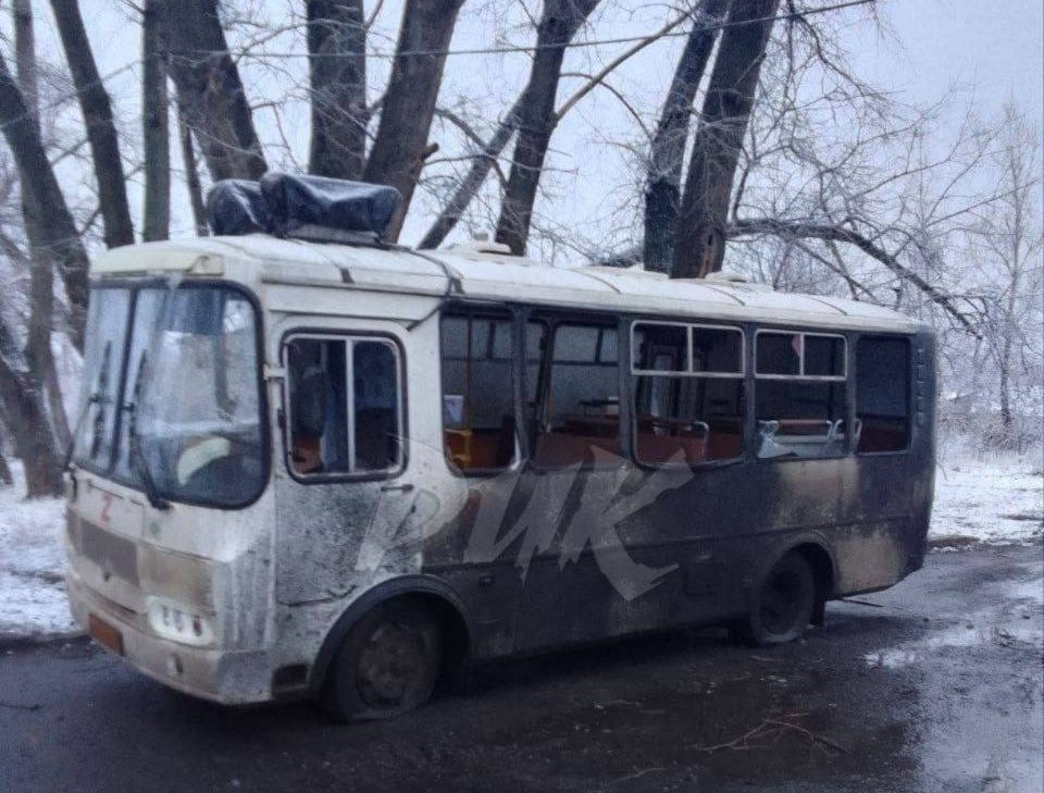 В целях безопасности: движение по трассе "Горловка-Ясиноватая" запрещено  Проезд по трассе, соединяющей Горловку с Ясиноватой, временно закрыт, сообщил горловский глава Иван Приходько.  В своем телеграм-канале данное решение он пояснил тем, что украинские войска непрерывно атакуют дорогу.  "Убедительная просьба планировать свои маршруты по более безопасными для передвижения дорогам", — добавил Приходько.  Об опасности поездок по трассе "Горловка-Ясиноватая" он предупреждал и ранее. Сообщения с призывом отказаться от передвижения по этой дороге в телеграм-канале публиковались раз в неделю, начиная с 18 августа прошлого года. Закрытие стало крайней мерой.  Ранее стало известно, что украинские войска сбросили с дрона взрывоопасный предмет на автобус в горловском поселке шахты им. Н.А. Изотова. В результате атаки погиб водитель.  Фото: телеграм-канал Ивана Приходько