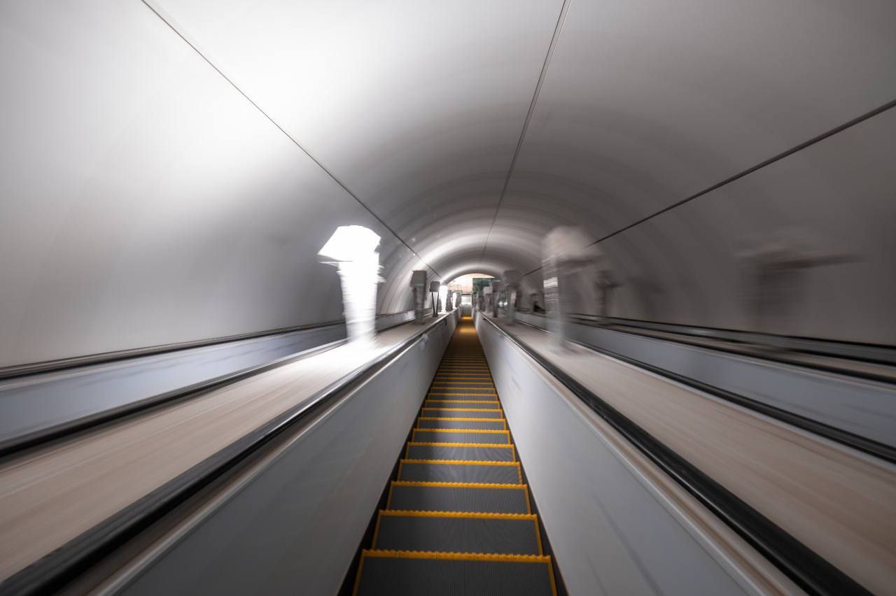 В Петербурге на год перенесли капремонт станции метро «Озерки» Капитальный ремонт станции метро «Озерки» Московско-Петроградская линия в Санкт-Петербурге, который должен был начаться в этом году, перенесли на 2026 г. Об этом во время программы «Петербург. Новый взгляд» сообщил губернатор Северной столицы Александр Беглов. Глава города рассказал, что после нескольких консультаций и совещания городские власти сдвинули сроки закрытия на год. «Состояние «Озерков» позволяет «немного подождать без ущерба для безопасности пассажиров. Это очень важно», – уточнил Беглов. Сдвиг по срокам, по словам губернатора, стал возможным после недавнего открытия отремонтированной станции метро «Удельная», расположенной недалеко от «Озерков». Таким образом, у жителей северных районов города сохранится возможность удобного передвижения : «Метрострой Северной столицы» Подпишитесь на «Ведомости Северо-Запад»
