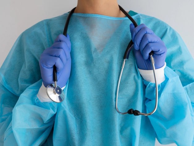 В Нижнем Новгороде построят окноцентр за 14 3 млрд руб В Нижнем Новгороде объявили торги на подготовку проектной документации выполнение инженерных изысканий и строительство областного онкологического центра Начальная максимальная цена контракта составляет более 14 3 млрд руб Девятиэтажное здание разместится на улице Родионова 190 и 190 литеры 1А 1А1 С У Общая площадь здания составит 82 3 тыс кв м В онкоцентр войдут хирургический корпус с операционным блоком и блоком реанимации круглосуточным стационаром диагностический и лабораторный блоки аптека взрослая поликлиника пищеблок конференц зал трансформер и др Проектирование планируется выполнить в течение 21 месяца завершение в августе 2027 г Деловой квартал НН