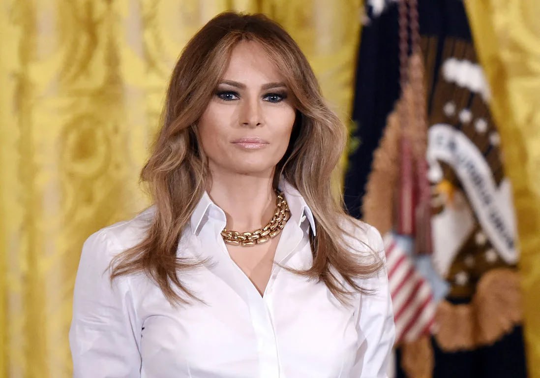 Первая леди США Мелания Трамп получила награду Патриот года сообщается на сайте Белого дома Награда присуждается героям и патриотам продемонстрировавшим непоколебимую приверженность ценностям которые делают страну великой Отмечается что с момента ее возвращения в Белый дом на второй срок Мелания Трамп посетила американцев пострадавших от катастроф в Северной Каролине Калифорнии и Техасе провела круглый стол на тему образования в области ИИ а также помогла воссоединению восьми детей с их семьями разделенных из за конфликта на Украине jkinvest news jkinvest