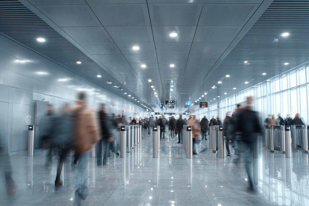 Аэрофлот тестирует биометрическую посадку на самолёт Аэрофлот совместно с аэропортом Пулково и Центром биометрических технологий успешно протестировал новый сервис Мигом Теперь пассажиры смогут проходить предполетные проверки без необходимости предъявления паспорта Благодаря совместной работе с дочерней ИТ компанией АФЛТ Системс на сайте Аэрофлота были внедрены технические доработки и осуществлена интеграция с ЕСИА и Единой биометрической системой Безопасность сервиса обеспечивается с помощью программных средств КриптоПро Пассажиры смогут заранее подключить сервис на сайте Аэрофлота и использовать биометрию для  Регистрации на рейс в аэропорту  Прохождения в чистую зону аэропорта  Посадки на борт самолёта на гейте Следующий шаг подготовка к запуску услуги с учётом нормативных регламентов от государственных структур Ожидается что первые пассажиры смогут воспользоваться сервисом Мигом уже во второй половине 2026 года Медиаканал о цифровом транспорте Подписаться