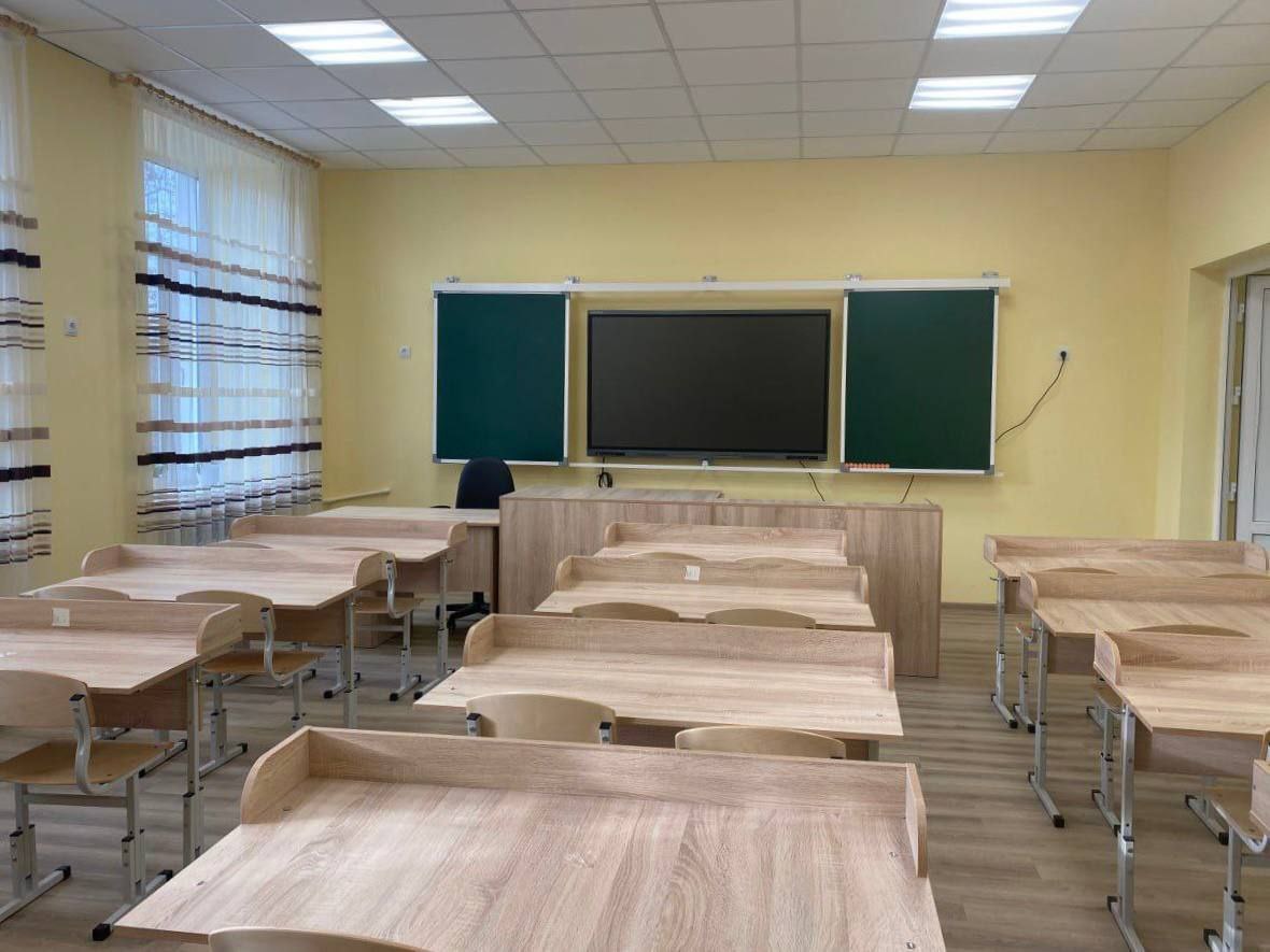 К 1 сентября в ДНР подготовят 550 школ для выхода на очное обучение Об этом сообщил Глава ДНР Денис Пушилин по итогам еженедельного оперативного совещания. "Там, где запланировано восстановление, активно идут ремонтные работы. Но также надо обеспечить горячее питание школьникам. Все эти вопросы должны быть решены до 1 сентября", - отметил он. В условиях дефицита воды особое внимание также будет уделено установке и регулярному наполнению резервных емкостей в школах. Денис Пушилин поручил Министру образования ДНР Олегу Трофимову усилить подготовку к новому учебному году и до конца недели доложить о том, где вопросы с горячим питанием и водой уже решены, а где могут возникнуть трудности. Фото: телеграм-канал Главы ДНР Дениса Пушилина