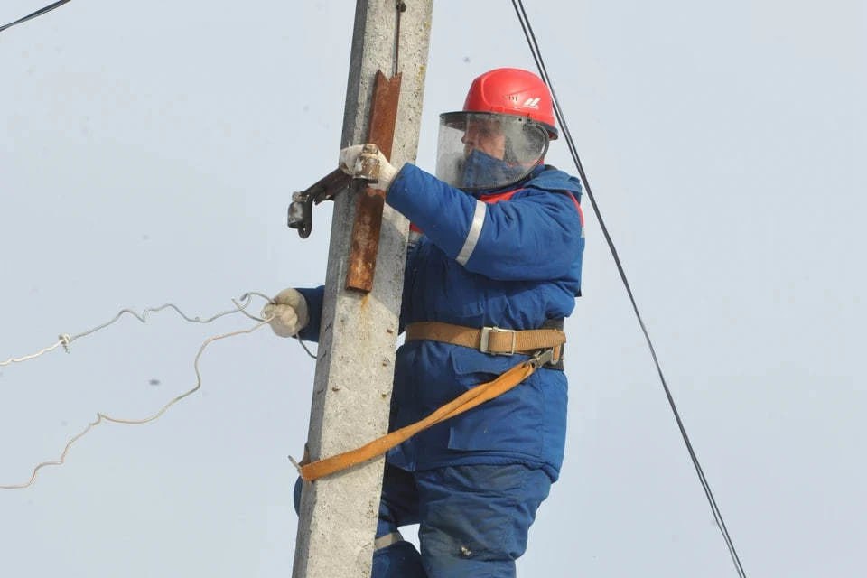 Волны залили проезжую часть: В Херсонской области реконструируют электроподстанции для работы в шторм    Разбушевавшаяся в Херсонской области стихия в последние дни спровоцировала некоторые неудобства для жителей региона. На Арабатской стрелке, к примеру, волнами залило проезжую часть - специалисты устанавливали ограждения для автомобилистов.  "Конечно, в прибрежных районах Днепра вдоль ЛБС ситуация сложнее, но даже там ремонтные бригады реагируют, и я требую от них, чтобы они это делали очень быстро", - прокомментировал глава региона.  Для улучшения стабильности подачи электричества в Херсонской области Россети реконструируют главную электроподстанцию в Геническом округе. Специалисты увеличат как ее мощность, так и надежность, обеспечив бесперебойное напряжение в 220 вольт.    Обратиться к губернатору по вопросу отключения электричества можно по номеру телефона +79901301976.