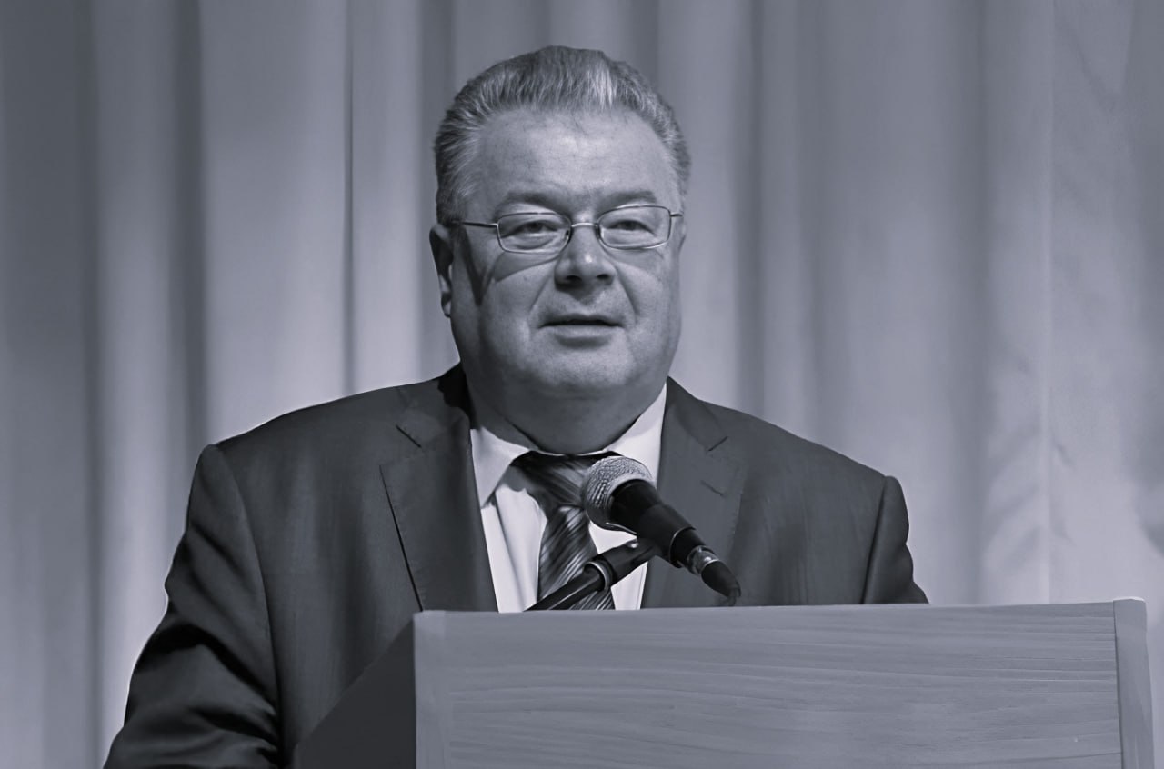 Скончался заслуженный ученый и педагог Владимир Панин Доктор физико математических наук член Международной академии наук педагогического образования долгое время возглавлял Тульский государственный педагогический университет имени Л Н Толстого Экс ректор скончался накануне 7 ноября Владимир Панин окончил физтех института которому потом отдал долгие годы в 1978 ом Карьеру начал в должности лаборанта Потом дорос до заведующего кафедрой теоретической физики Проректором по финансово экономической деятельности он стал с 1996 года Окончательно покинул стены родного университета доктор в 2024 году Фото правительство Тульской области 1  2   Подпишись на новости