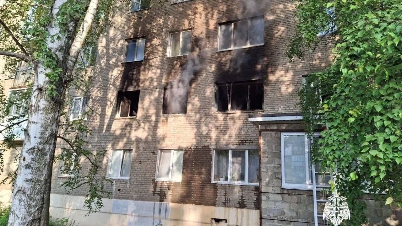 Известный адвокат поджег многоэтажный дом в Уфе  Ранним утром в субботу, 26 июля 2025 года, на улице Достоевского в Уфе вспыхнул пожар, поставив под угрозу жизни жильцов пятиэтажного жилого дома.   На экстренный вызов оперативно прибыли расчеты МЧС России.  Четверых взрослых, оказавшихся в наиболее опасном положении, спасатели вывели с верхних этажей с помощью автолестницы. Еще троих детей и двенадцать взрослых пожарные провели через сильное задымление по внутренним лестничным маршам, используя специальные спасательные устройства для защиты органов дыхания.   По предварительной информации, полученной от источника «Честного репортажа», возгорание произошло в квартире, принадлежащей известному в Уфе адвокату Фиделю Я. Тот же источник утверждает, что адвокат злоупотреблял алкоголем и неоднократно устраивал возгорания во дворе дома.