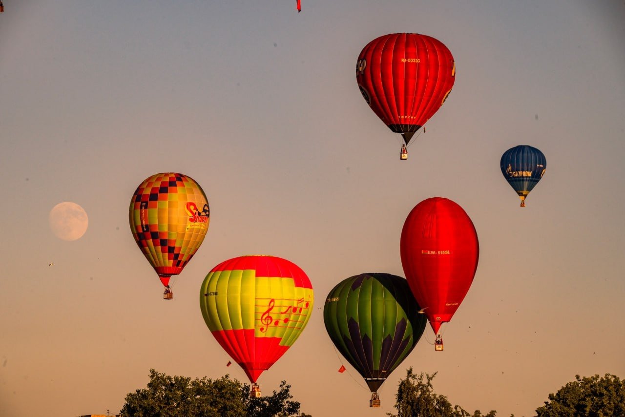 Чемпионат России по воздухоплавательному спорту пройдет в Великих Луках в июне 2026 года В Великих Луках с 11 по 20 июня 2026 года пройдет 31 й Чемпионат России по воздухоплавательному спорту сообщает пресс служба администрации города Соревнования включены в программу 30 й юбилейной Международной встречи воздухоплавателей которая традиционно собирает сильнейших пилотов аэростатов и десятки тысяч зрителей В рамках мероприятия запланированы спортивные полеты тренировки массовые воздушные старты и одно из самых зрелищных событий ночное свечение аэростатов у стен Великолукской крепости Оно запланировано на вечер четверга 11 июня В субботу 13 июня состоится еще одно зрелищное состязание кей граб Местом его проведения станет набережная реки Ловать Юбилейная встреча обещает стать одним из самых значимых событий 2026 года в Псковской области и привлечь в Великие Луки тысячи гостей и любителей воздухоплавания отметили в городской администрации