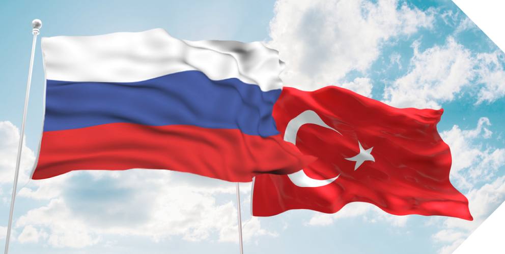Россиян в Турции стало вдвое меньше за два года. В 2023 году в стране жили 154 тысячи граждан РФ, а сейчас — около 85 тысяч.  Главная причина отъезда — инфляция в 33% и резкий рост цен на жильё. Только за год недвижимость подорожала почти на треть.
