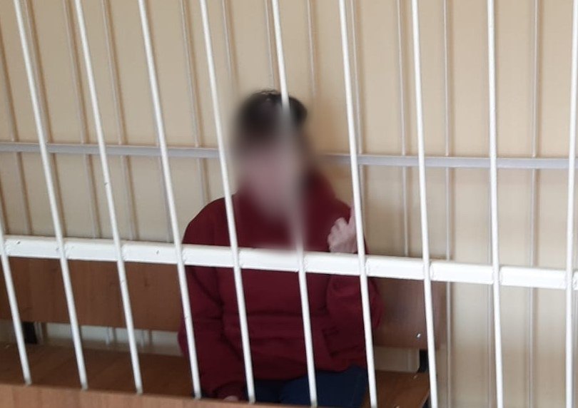 Рецидивистка из Каргопольского района едва не завалила гостя, который мешал ей вести хозяйство Инцидент произошёл ночью 20 июня 2025 года в посёлке Пригородный Каргопольского района, где местная 52-летняя мадам в ходе совместной пьянки воткнула нож в шею знакомого. Жизнь пострадавшему спасли вовремя подоспевшие врачи скорой помощи. Затем последовало задержание и допрос, на котором сеньорита поделилась деталями поножовщины: в квартире, где случилось кровопролитие, она обитала вместе с возлюбленным. Что касается пострадавшего, то некоторое время назад он напросился пожить вместе с ними. Женщине надоело, что гость спит на кухне, мешает ей вести хозяйство, поэтому она попыталась выгнать визитёра из квартиры. Мужчина отказался, что разгневало леди и та ударила нахала кухонным ножом. Суд удовлетворил ходатайство следователя, отправив северянку под стражу. Дело принято к производству Няндомским межрайонным следственным отделом регионального следственного управления СКР. Примечательно, что ранее гражданка привлекалась к уголовной ответственности за два убийства. Фото: СУ СК