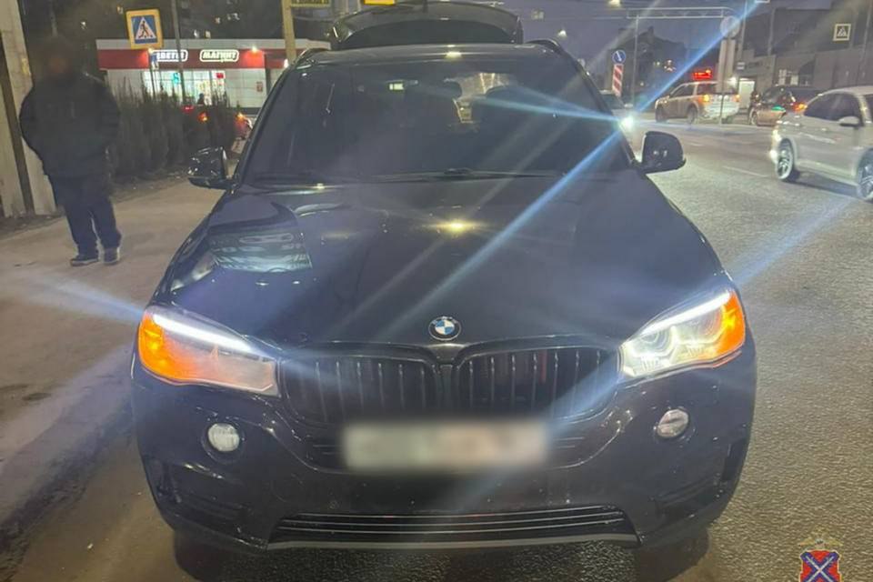 В Волгограде водитель BMW собрал кучу нарушений  Мужчина без водительских прав ехал на машине с подложными знаками.  В Центральном районе Волгограда сотрудники ДПС остановили машину с подложными государственными регистрационными знаками. Об этом сообщили в ГУ МВД по региону.  Госавтоинспекторы остановили машину BMW X5, которой управлял 32-летний мужчина. Выяснилось, что на машине подложные номера, автомобиль не зарегистрирован в установленном порядке. У самого мужчины нет водительских прав. Кроме того, на стеклах была тонировка. Нарушитель прямо-таки собрал «комбо».  - В отношении мужчины составлены административные материалы. Автомобиль поместили на специализированную стоянку, - сообщили в региональном главке.  Собранные материалы переданы в суд.