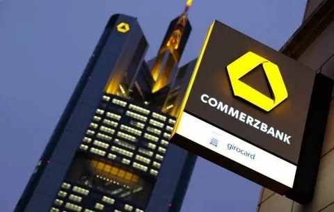 Правительство Германии решило больше не продавать акции Commerzbank  Германия в настоящее время не намерена продавать акции Commerzbank, 20 сентября пишет газета Die Neue Westfälische  NW .  Решение было принято ответственным руководящим комитетом в Берлине, о чем сообщило Федеральное финансовое агентство. Commerzbank AG является стабильным и прибыльным учреждением, говорится в заявлении.  Федеральное правительство Германии является крупнейшим акционером Commerzbank со времен финансового кризиса. Когда правительство Германии начало продавать акции Commerzbank итальянский банк Unicredit приобрел неожиданно большую долю акций немецкого банка.    Читать далее #Германия #Россия   Подписаться