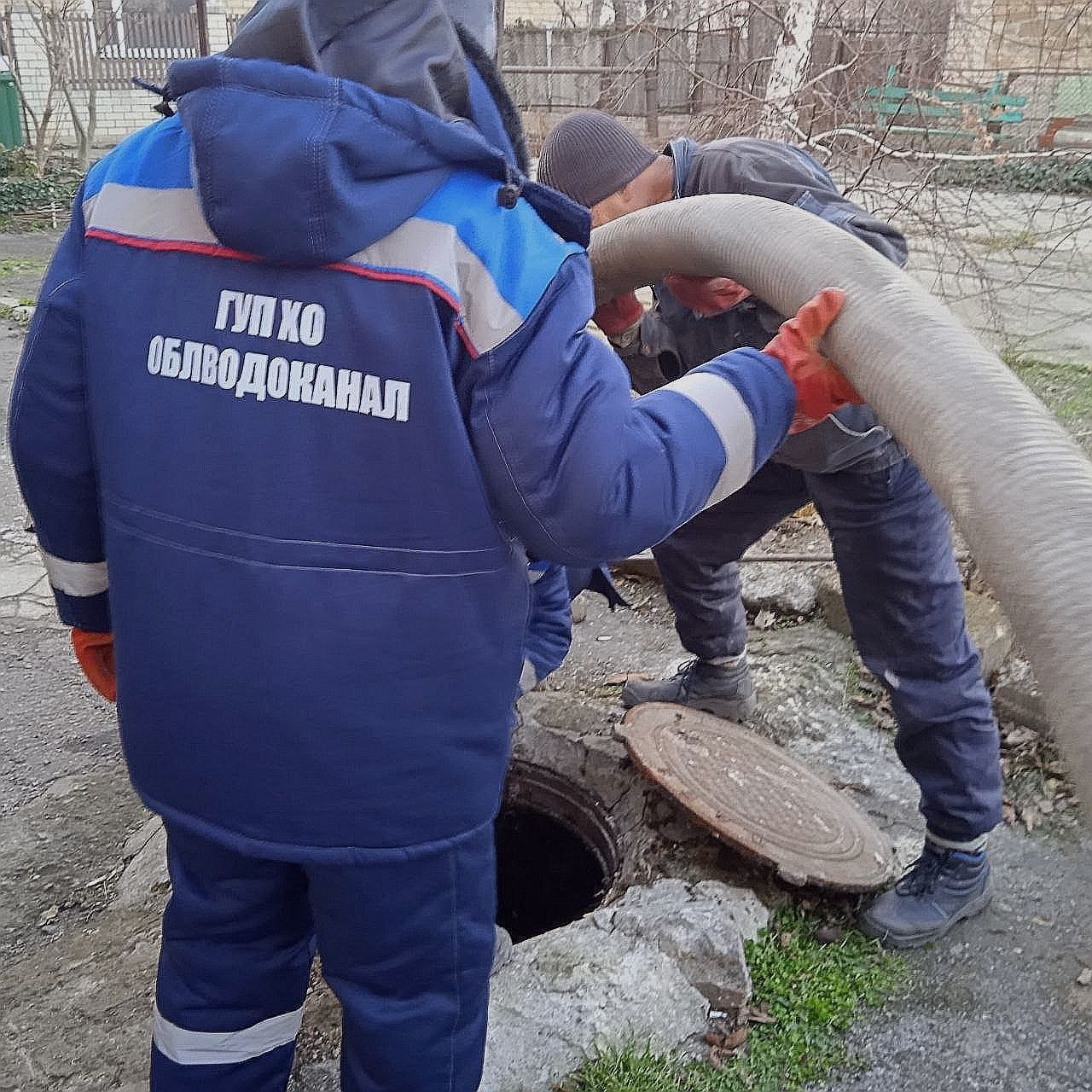 В Геническом округе провели аварийно-ремонтные работы водопроводной сети  "Специалисты "Облводоканала" устранили аварийные ситуации и провели ремонтно-восстановительные работы на центральных магистралях водоснабжения в Геническе, Рыково и Павловке", - говорится в сообщении.  Также в Геническе ликвидировали засоры в системах водоотведения и провели очистку коллектора центральной канализации.  Радио Таврия - подписаться