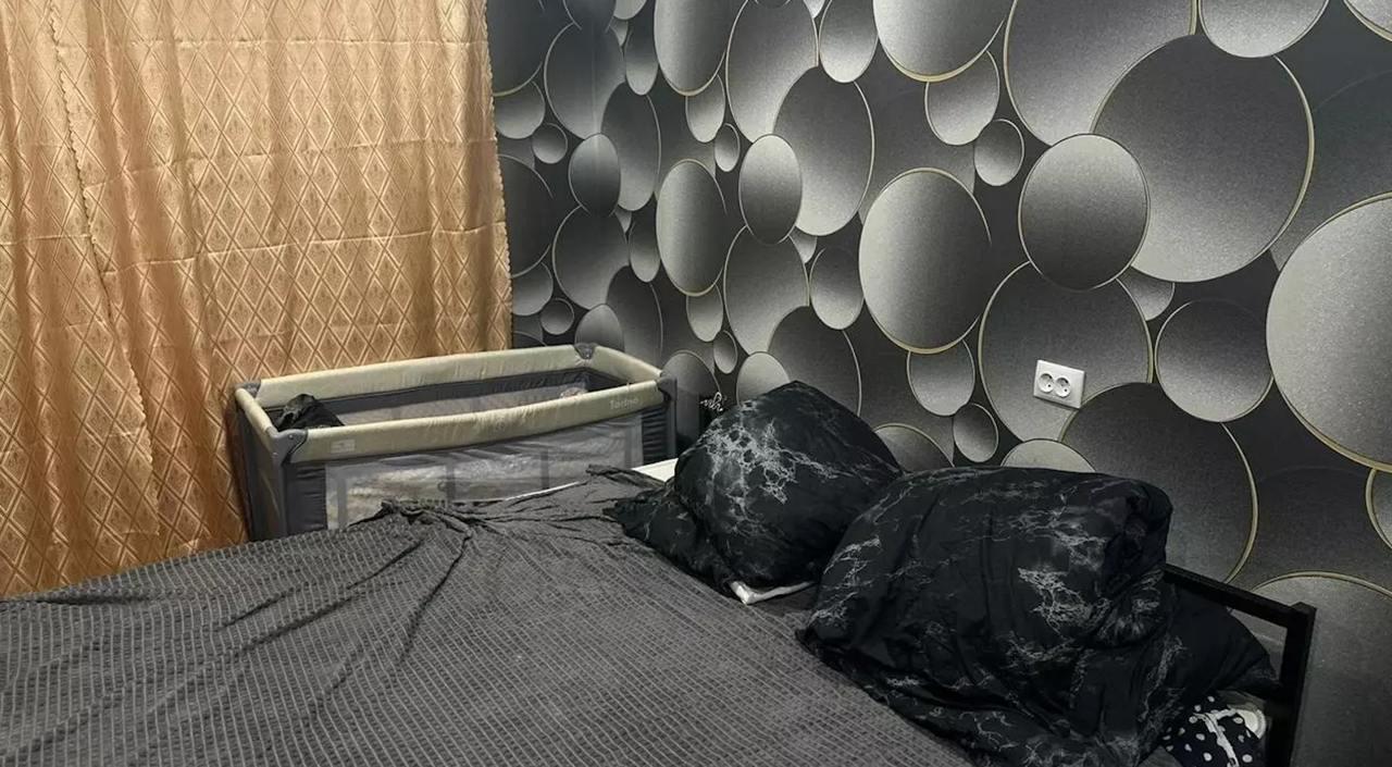 СК закрыл уголовное дело о смерти пятого ребенка в семье из Красной Сопки.  Вечером 1 февраля мать уложила младенца спать в детскую кроватку. Проснувшись ночью, женщина обнаружила сына без признаков жизни. Тогда возбудили уголовное дело о причинении смерти по неосторожности  статья 109 УК РФ .  СК сообщил, что прекратил работу над этим уголовным делом о смерти младенца в связи с отсутствием состава преступления.  «Установлено, что смерть ребенка не носит насильственный характер и наступила в результате механической асфиксии из-за закрытия дыхательных путей содержимым желудка», — поясняют следователи.