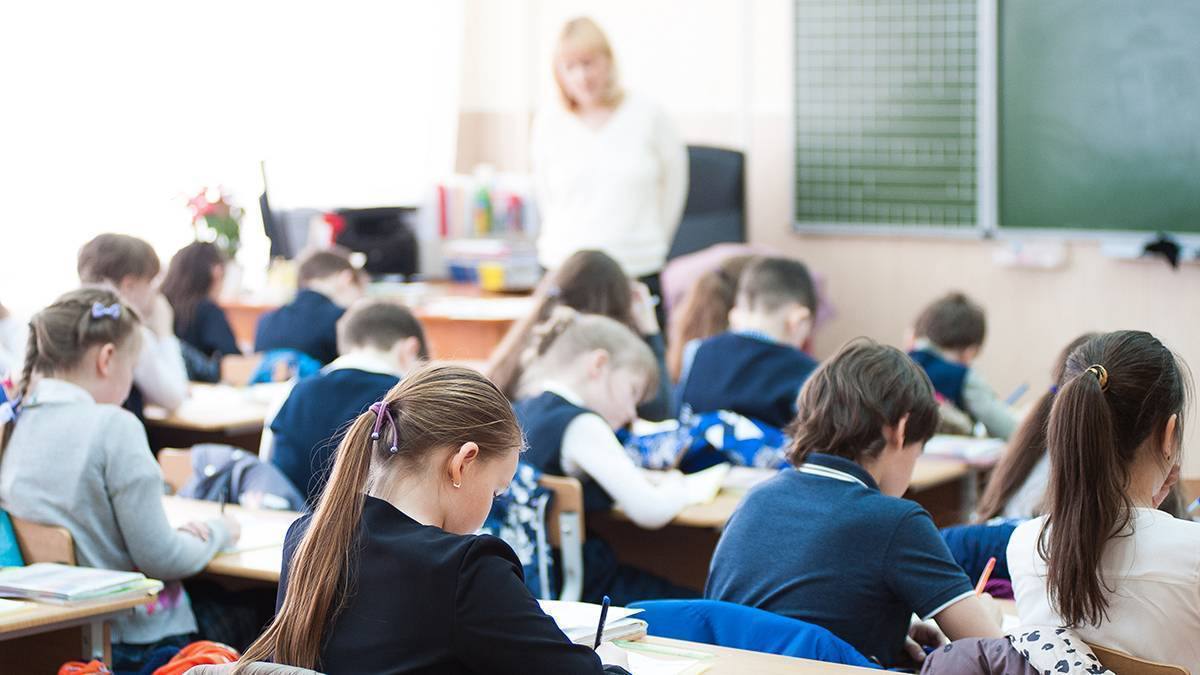 Стимулирующие выплаты учителям в Москве будут зависеть от успехов учеников В столице вводят новую схему стимулирующих выплат для учителей премии теперь напрямую зависят от результатов учеников по диагностике ОГЭ и ЕГЭ Доплаты установленные ранее сохраняются Оценку работы педагогов будут проводить внутри кафедр а руководители смогут влиять на распределение нагрузки выплат и набор новых учителей Цель нововведения мотивировать учителей и повышать качество образования при достойной оплате труда МоскВайб подписаться