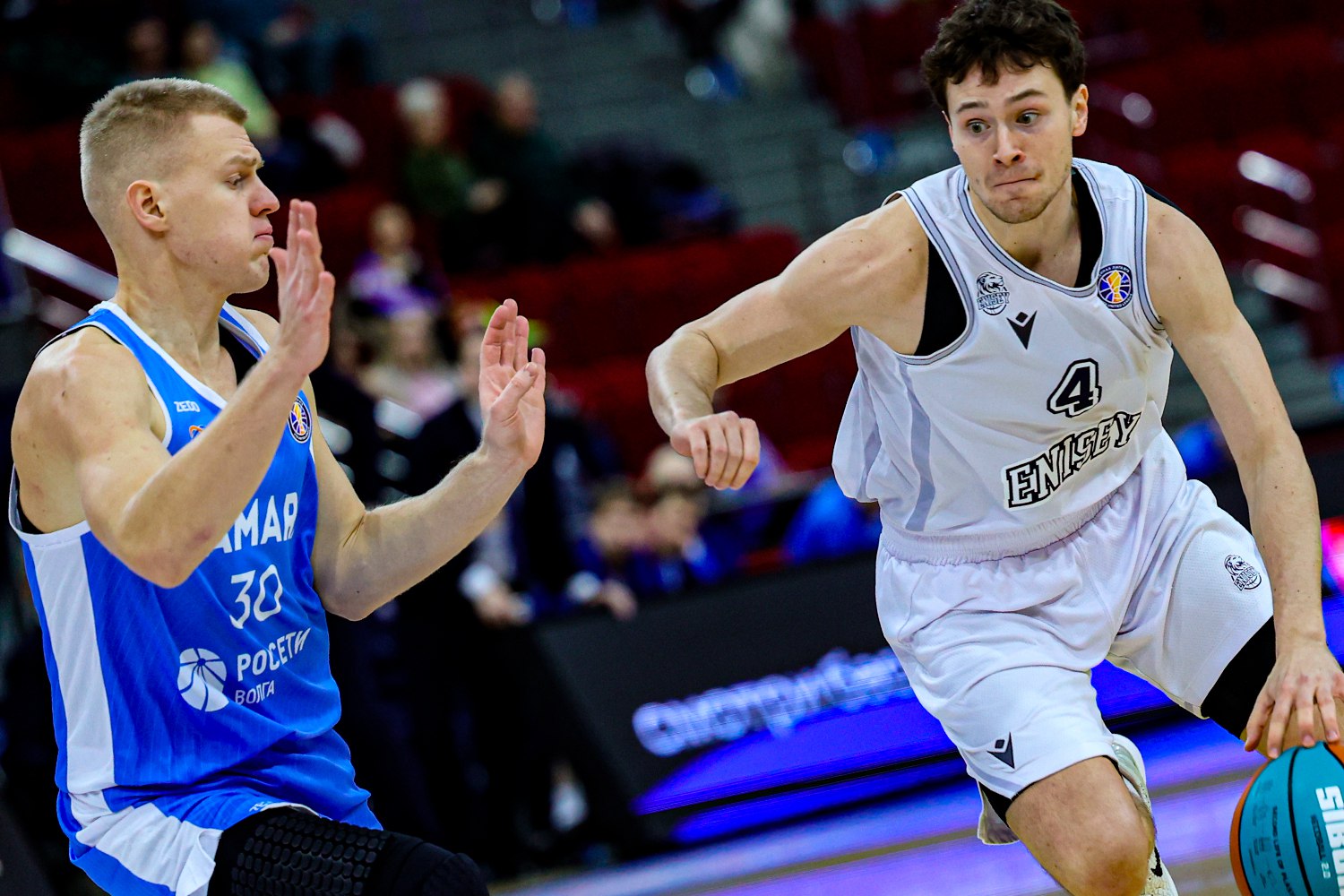 Баскетбольный Енисей на выезде победил Самару В матче регулярного чемпионата Единой лиги баскетболисты красноярского Енисея на выезде уверенно обыграли Самару со счетом 94 72 К концу первой половины встречи преимущество гостей составляло 19 очков а после перерыва Енисей оторвался от соперника еще на три очка Лишь в отдельно взятой четвертой четверти самарцы сумели навязать борьбу и завершили отрезок вничью В составе нашей команды самыми результативными на площадке были Данило Тасич 17 очков и 8 подборов Доминик Артис 16 очков Егор Рыжов 15 очков и Сергей Долинин 15 очков После 15 игр Енисей с 21 очком располагается на 8 м месте в турнирной таблице находясь в зоне плей офф Следующий матч красноярцы также проведут на выезде ровно через неделю 25 декабря Подопечные Йовицы Арсича сыграют с пермской Пармой