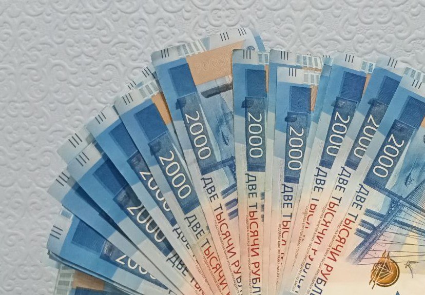  Калининградские приставы наказали коллекторов, которые угрожали должнику из-за 4 тысяч рублей Организация из Калмыкии заплатит 100 тысяч рублей за звонки и сообщения заёмщику и его бывшей жене. Причина — 4 тысячи рублей, которые житель Калининграда взял на 16 дней под 292% годовых. Вернуть долг он не успел, и ему начали угрожать. Мужчина не растерялся и обратился за помощью к приставам. Скриншоты помогли привлечь коллекторов к ответственности. — Незаконное взаимодействие с должником и третьими лицами прекращено, — добавили в региональном УФССП. КАСКАД Прислать новоcть