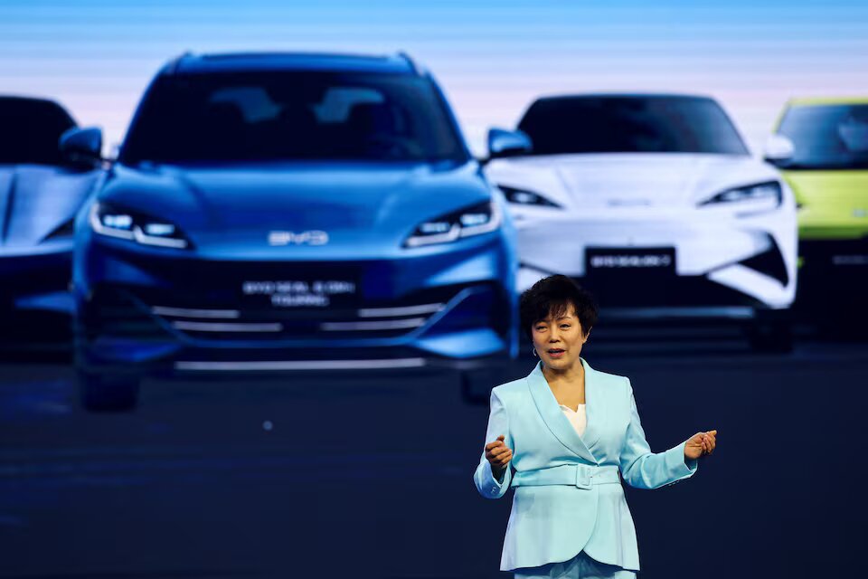 BYD локализует производство в Европе к 2028 году Об этом рассказала вице президент компании Стелла Ли на проходящем в Мюнхене автосалоне IAA Mobility Завод BYD в Венгрии должен начать работу в этом году в Турции в 2026 м Локализация производства позволит избежать пошлин ЕС на электромобили произведенные в Китае На вопрос о том сколько времени понадобится BYD чтобы полностью удовлетворить спрос на электромобили в Европе после запуска Ли ответила Дайте нам два три года Изначально BYD продавал в Европе только электрические автомобили В конце прошлого года компания объявила о начале продаж гибридов По словам Ли в ближайшие шесть месяцев будут представлены три четыре новые модели а в течение 1 2 лет гибриды BYD будут доминировать в продажах в Европе В 2027 году BYD планирует вывести на европейский рынок люксовый бренд Yangwang Несмотря на спад продаж в Китае компания сохраняет лидерство на внутреннем рынке и делает ставку на зарубежное развитие Новости Китая ЭКД