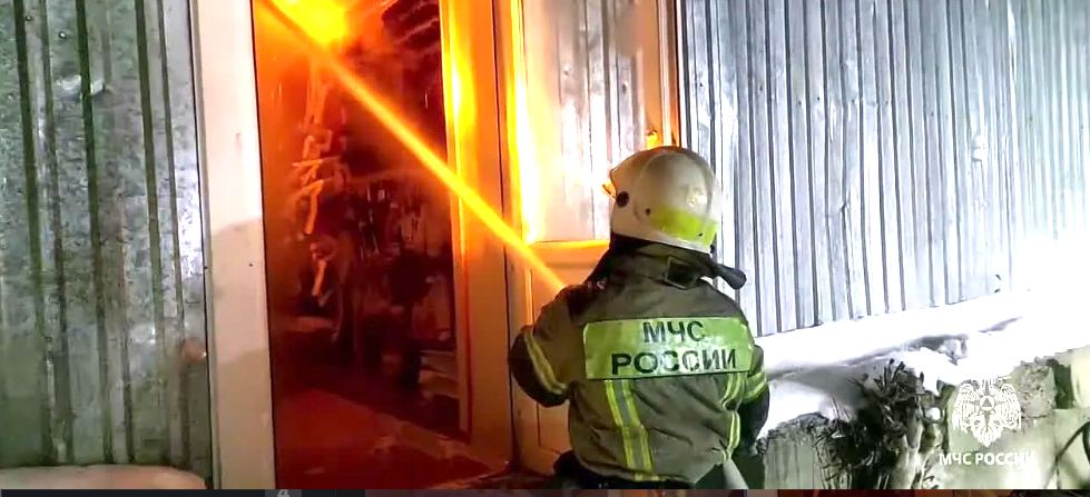 Вечером 27 января в микрорайоне Тулака огонь ворвался в склады стройрынка По предварительным данным огонь охватил не менее 1500 квадратных метров складских помещений Пожар был локализован в 2 часа ночи В настоящее время проводится проверка устанавливаются причины ЧП