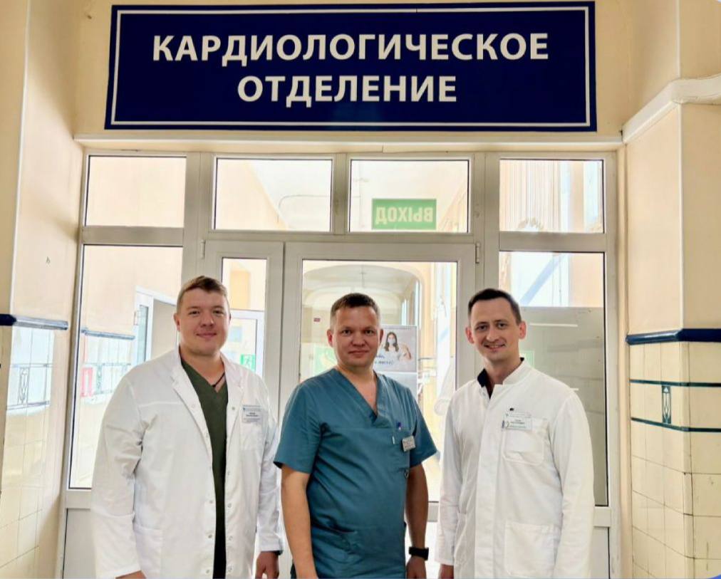 Приморские врачи спасли участника ВЭФ с инфарктом прямо на форуме Во Владивостоке врачи спасли 69 летнего члена грузинской делегации на Восточном экономическом форуме у которого во время встречи случился обширный инфаркт миокарда Бригада скорой быстро доставила пациента в Приморскую краевую клиническую больницу 1 где ему экстренно провели операцию и установили три стента в левую коронарную артерию Благодаря своевременному вмешательству и слаженной работе кардиологов кровоток был полностью восстановлен а функция сердца сохранена Мужчина уже чувствует себя хорошо и поблагодарил приморских медиков за внимание и спасённую жизнь    Реклама